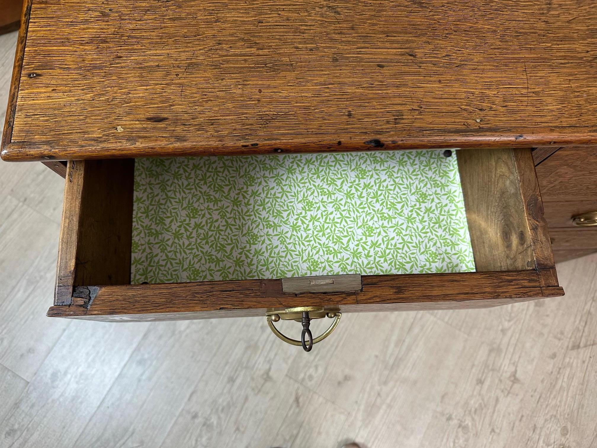 Commode inglese in Oak e ottone dei primi del Novecento, anni '20 in vendita 2