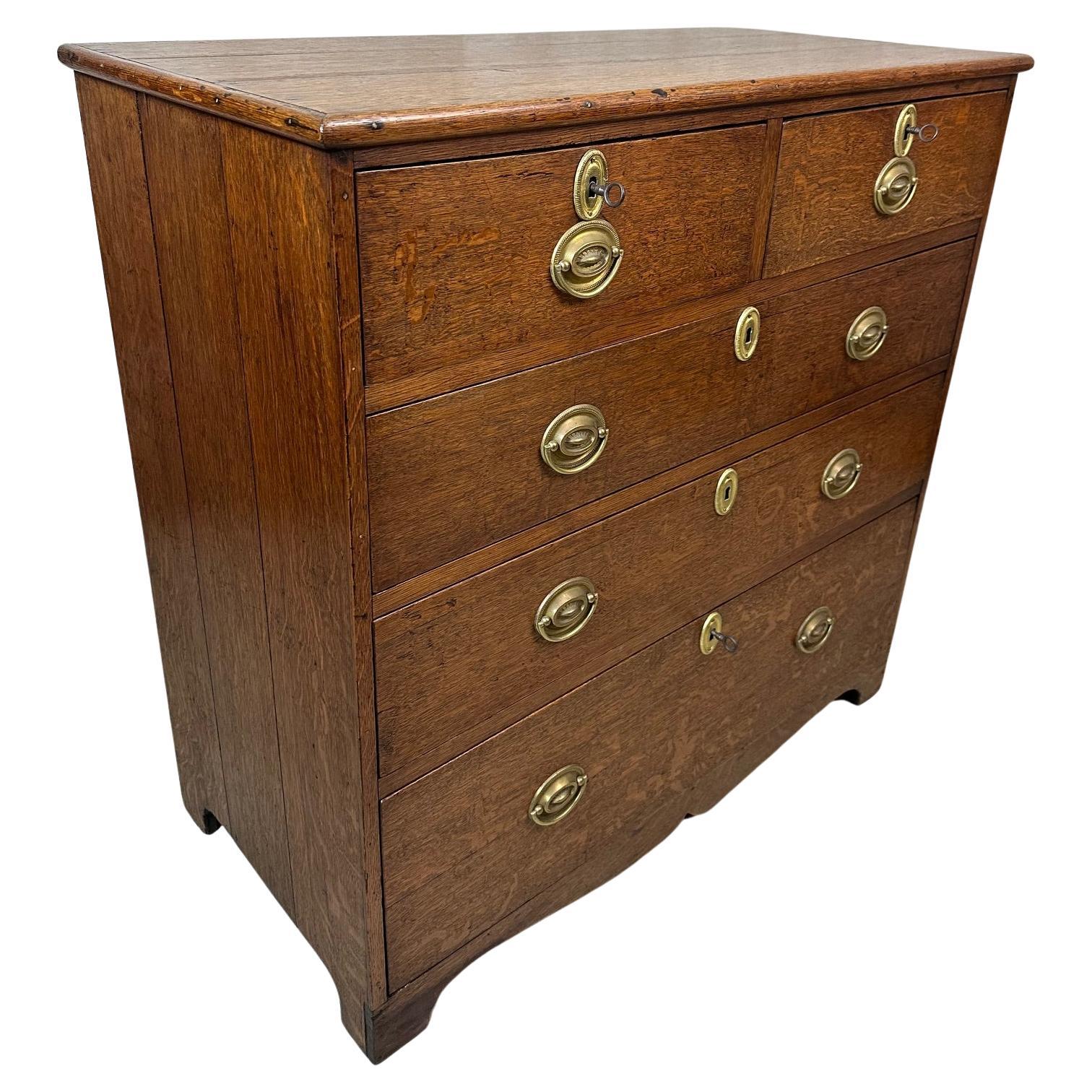 Commode inglese in Oak e ottone dei primi del Novecento, anni '20 in vendita