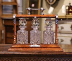 Englische Tantalus aus Eiche und Chrom des frühen 20. Jahrhunderts mit Karaffen aus geschliffenem Glas