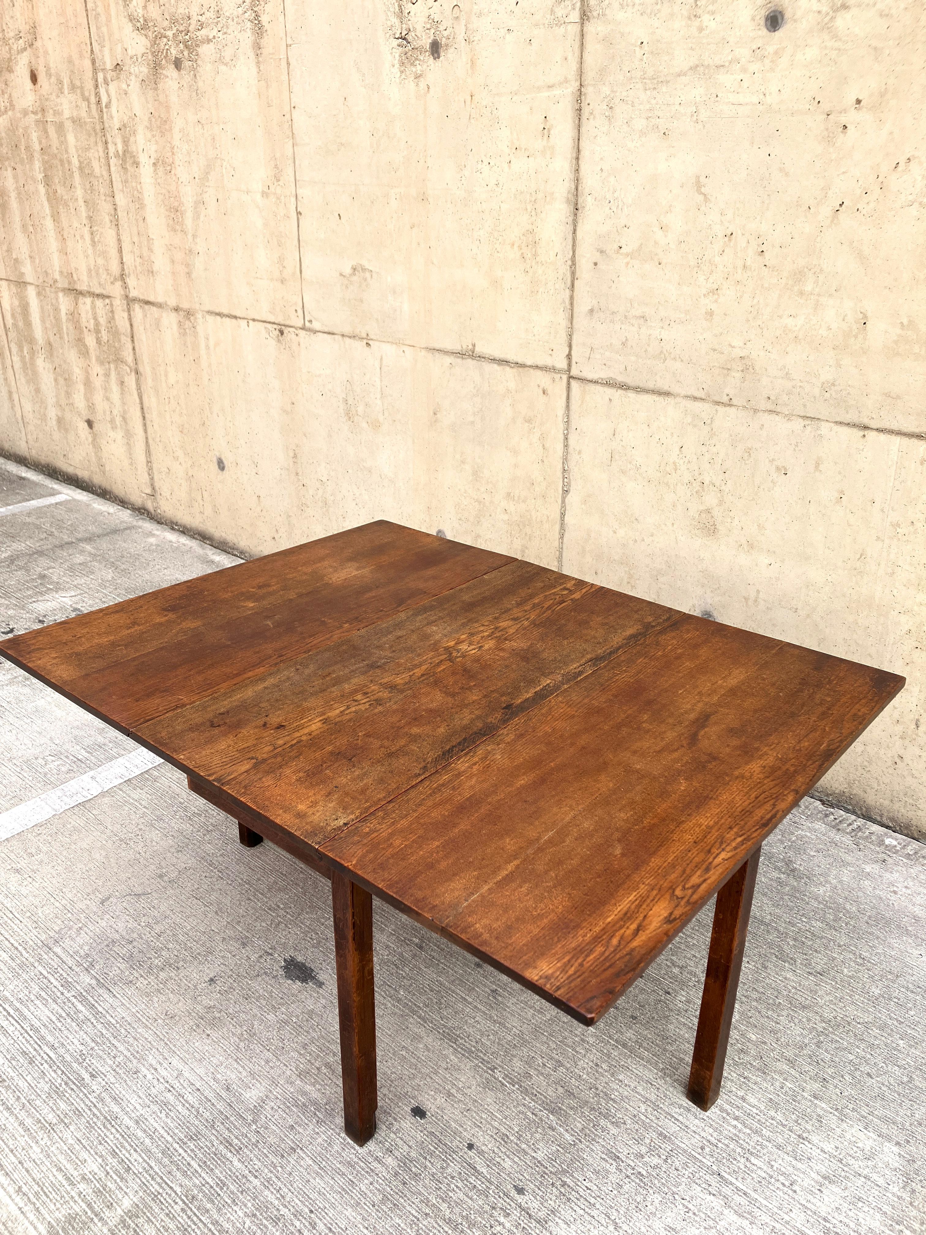 Cette table de salle à manger en chêne du début du XXe siècle est d'une taille et d'une proportion fabuleuses. La table est très profonde lorsqu'elle est entièrement ouverte. Fabriquée en chêne massif, cette table de salle à manger antique est de