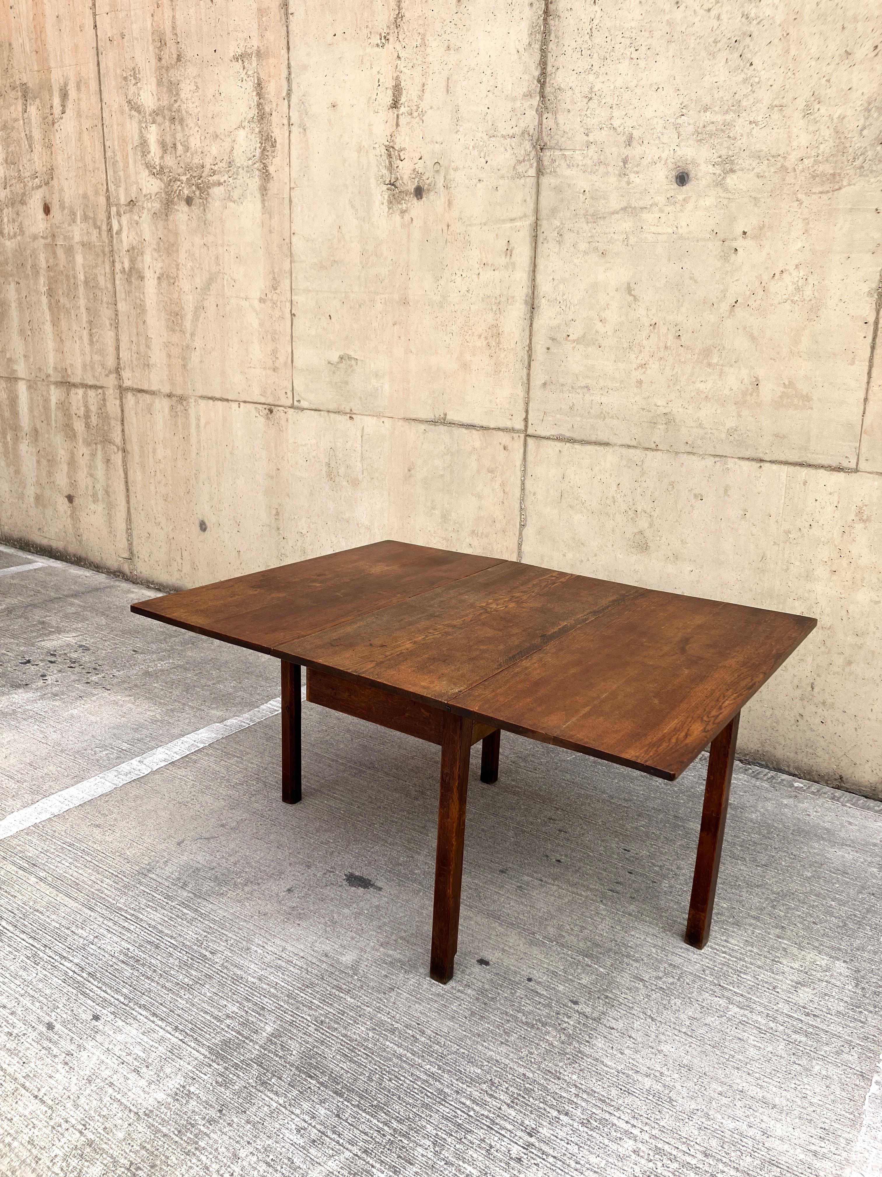 Menuiserie Table de salle à manger en chêne anglais du début du 20e siècle, à abattant en vente