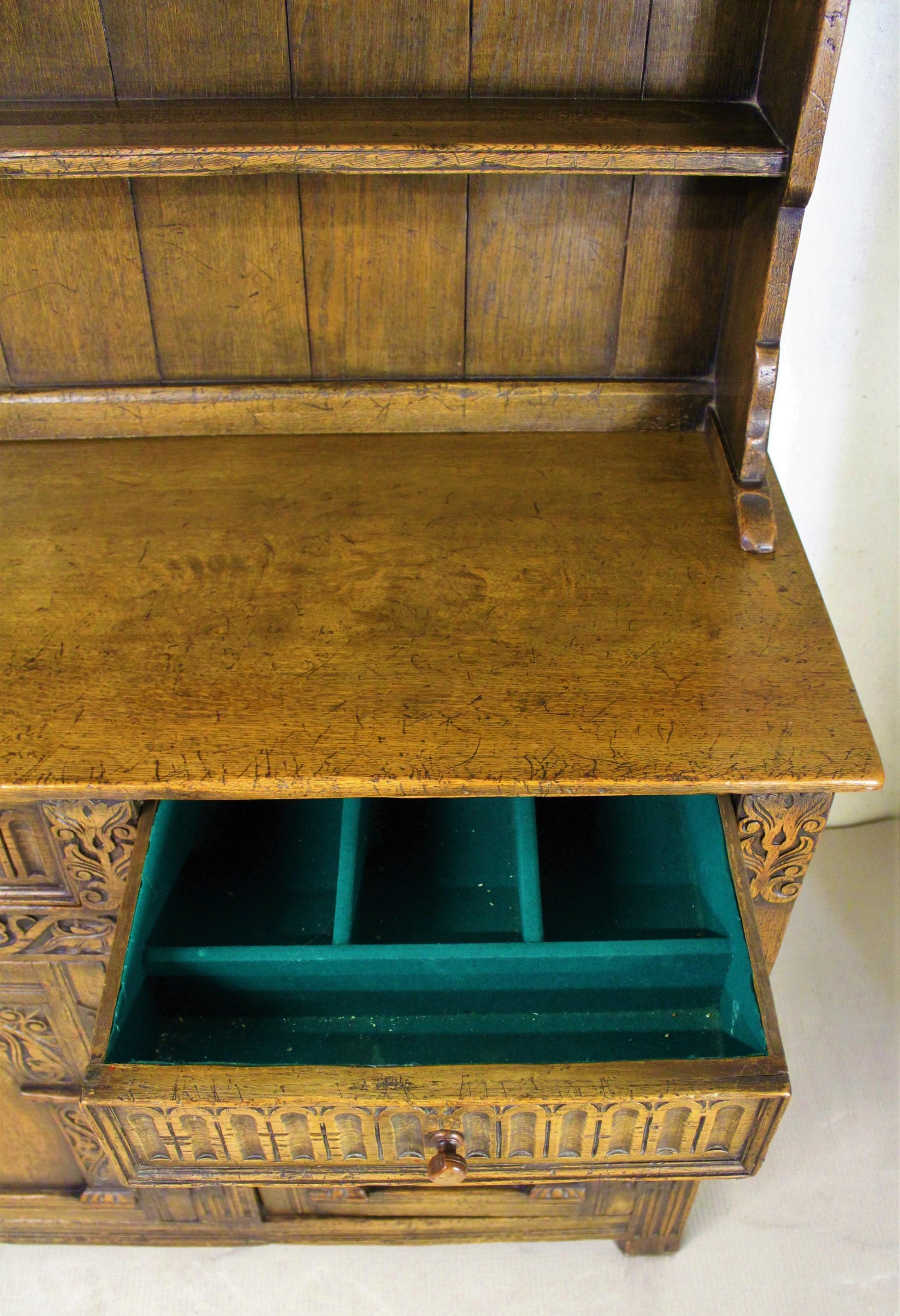 Early 20th Century English Oak Dresser For Sale 1