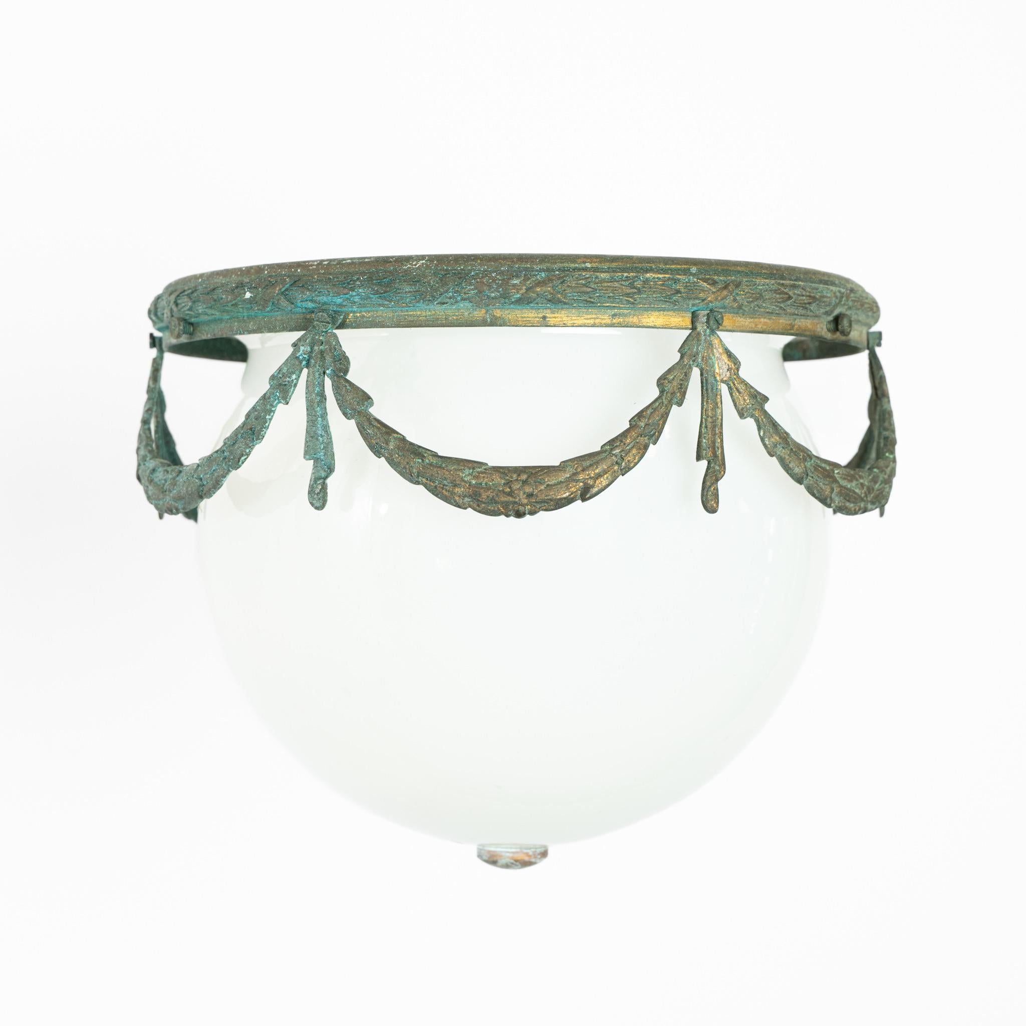 Plafonnier / Lámpara de techo de opalina inglesa de principios del siglo XX en Bueno estado para la venta en Southampton, GB