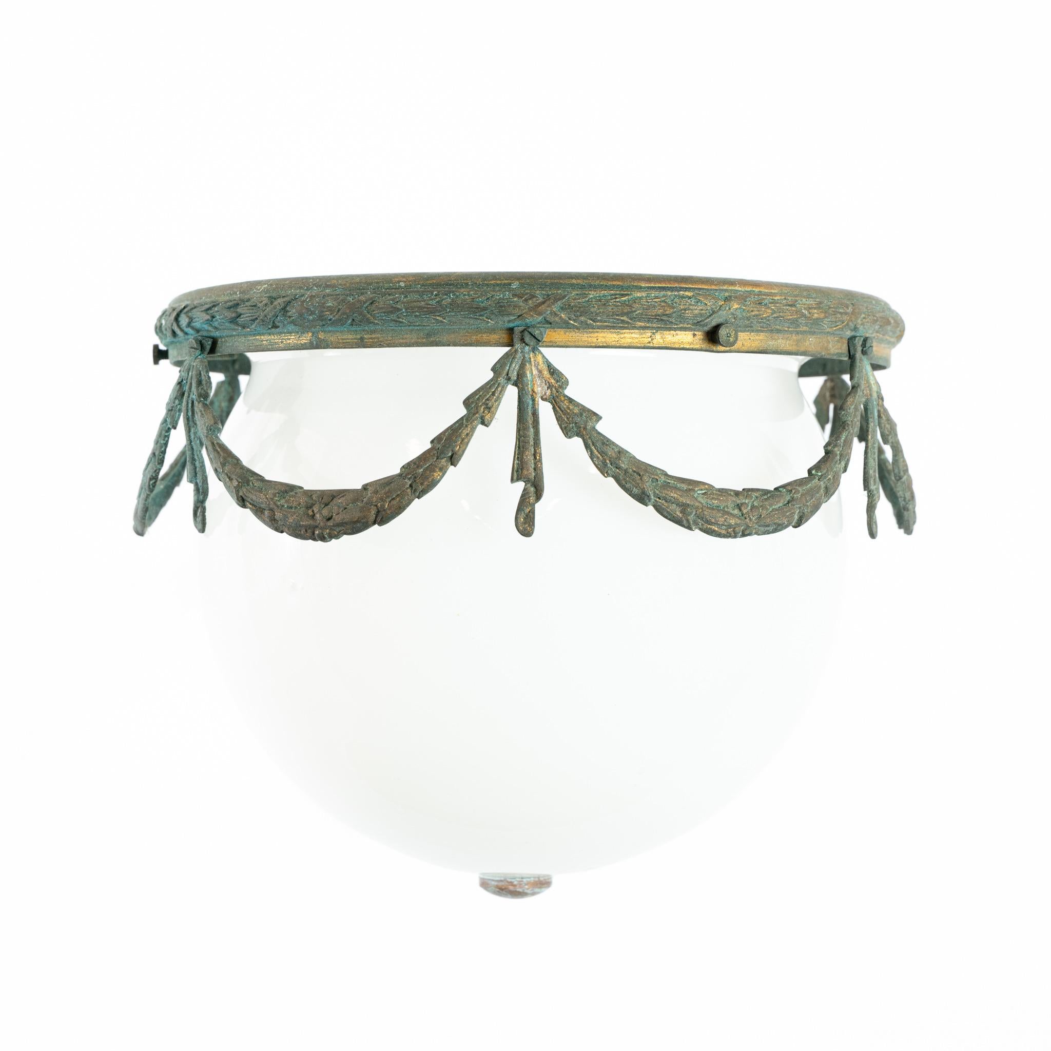 Plafonnier / Lámpara de techo de opalina inglesa de principios del siglo XX Latón en venta