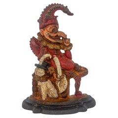 Porteador de puerta de hierro fundido pintado, de principios del siglo XX, con la figura de Mr Punch