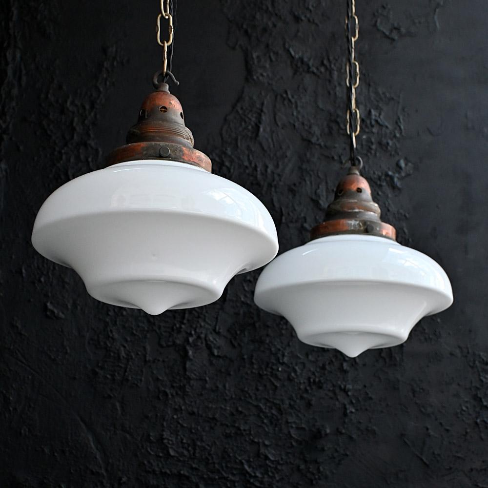 Paire de lampes de chapelle en verre opalin anglaises du début du 20e siècle

Exceptionnelle paire de lampes de chapelle en verre opalin. Merveilleux exemples précoces de forme très inhabituelle, soufflés à la main et conservant tous deux leurs
