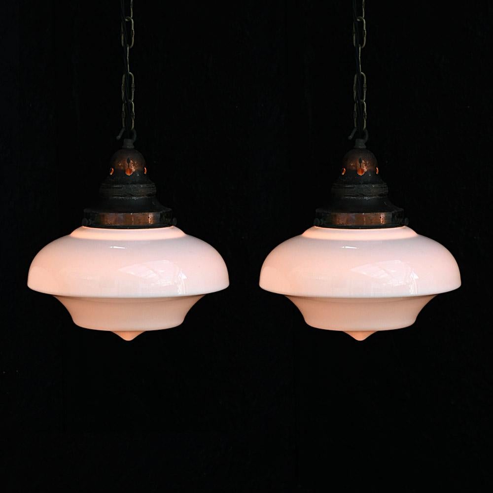 Britannique Paire de Lights de chapelle en verre opalin anglais du début du 20ème siècle en vente