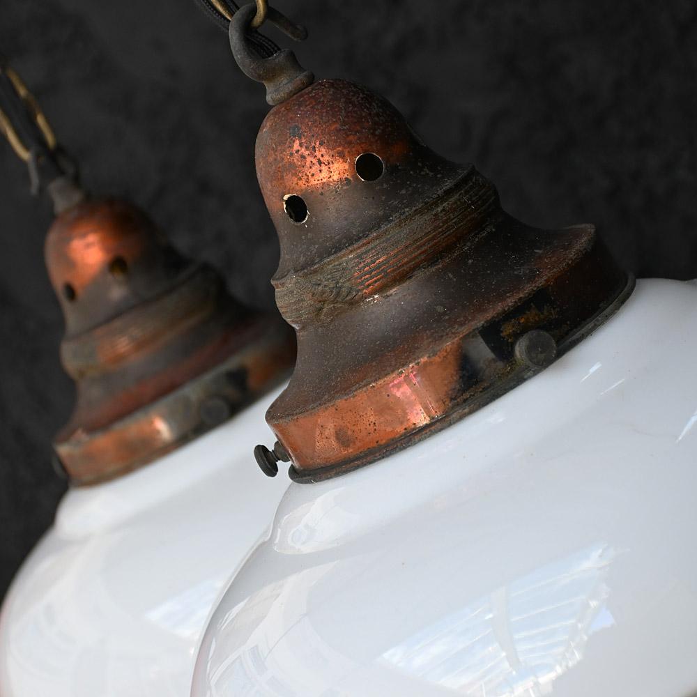 Fait main Paire de Lights de chapelle en verre opalin anglais du début du 20ème siècle en vente