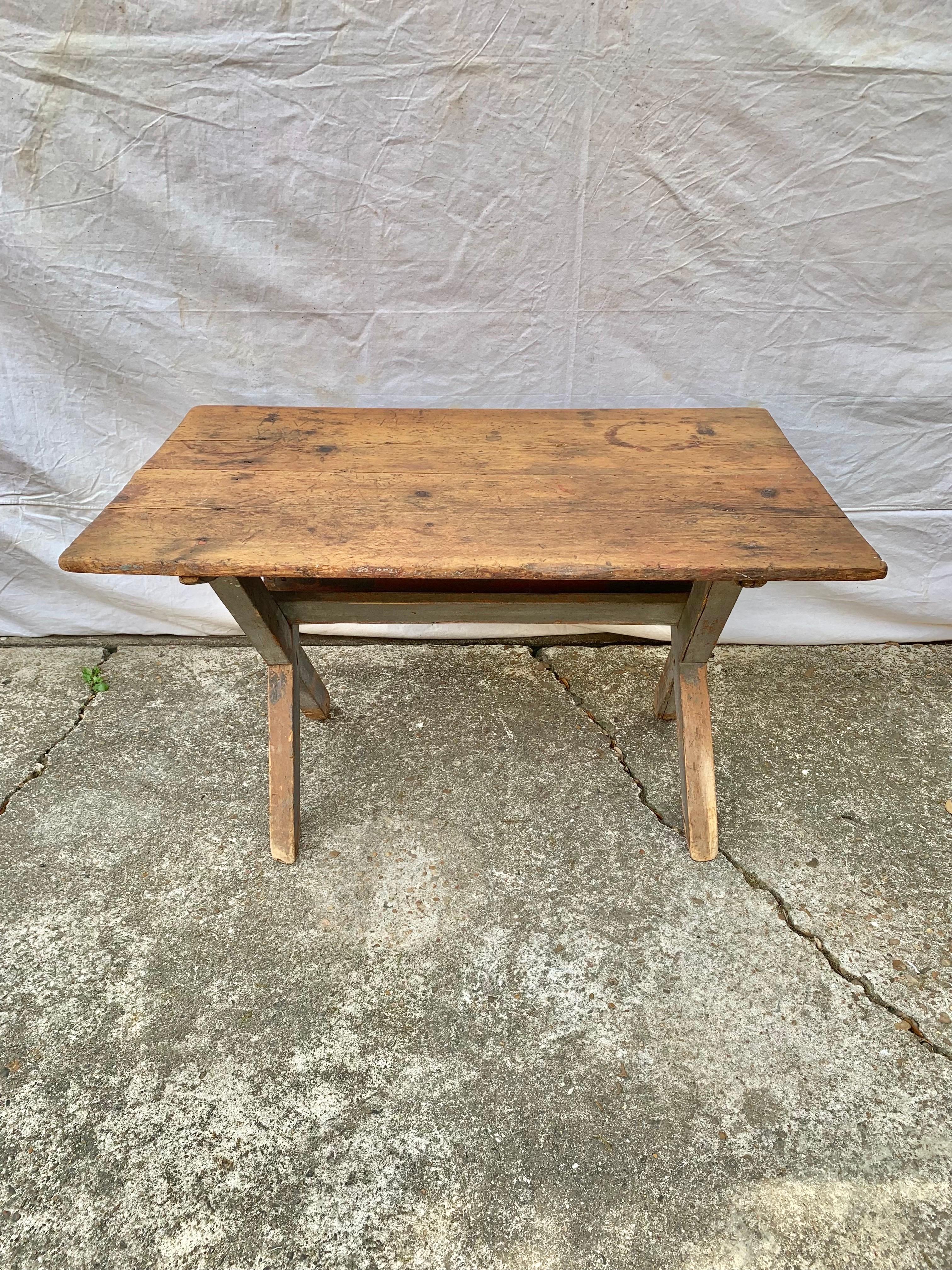 Early 20th Century English Pine Sawbuck Side Table For Sale 7