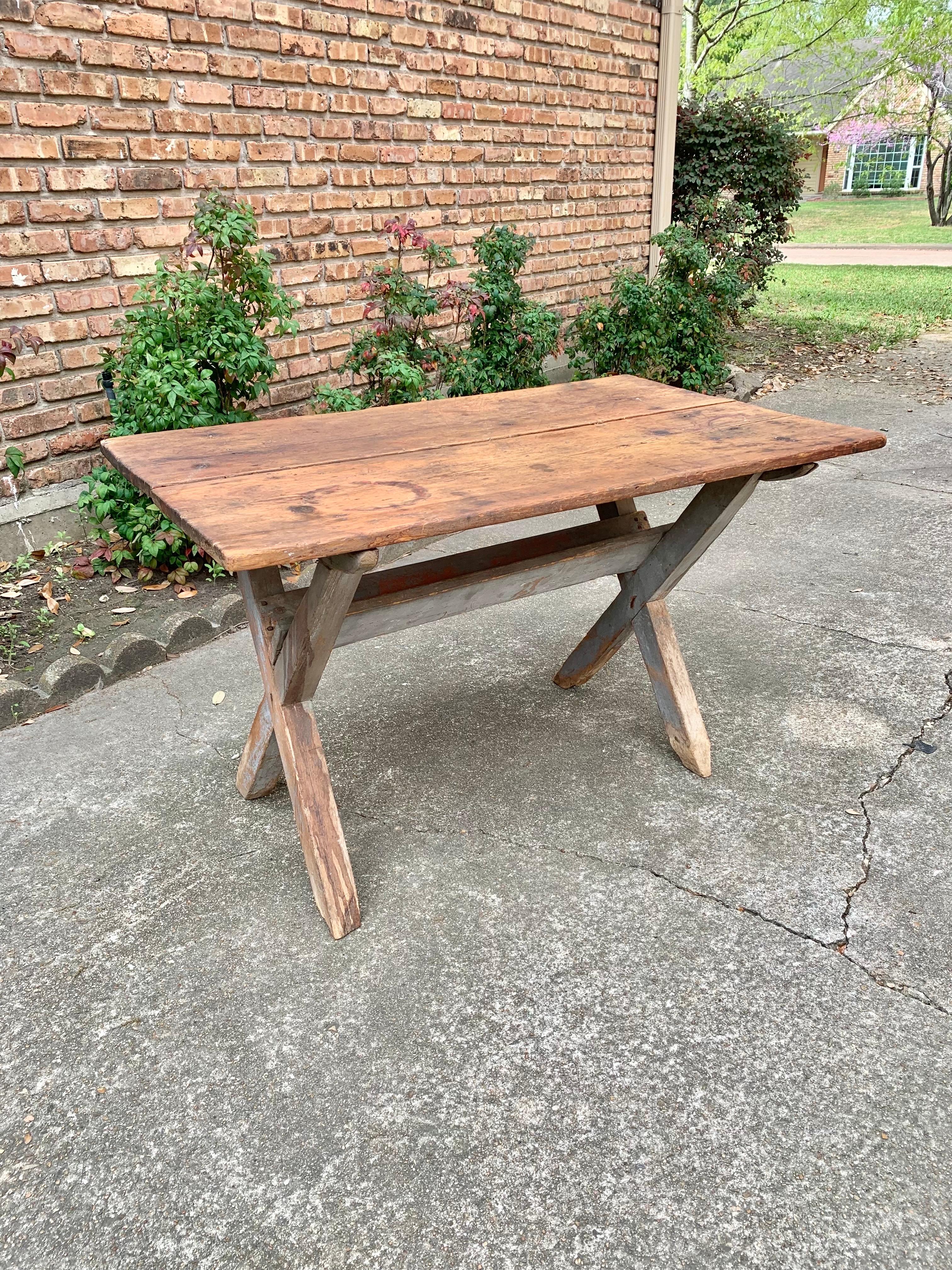 Early 20th Century English Pine Sawbuck Side Table For Sale 8
