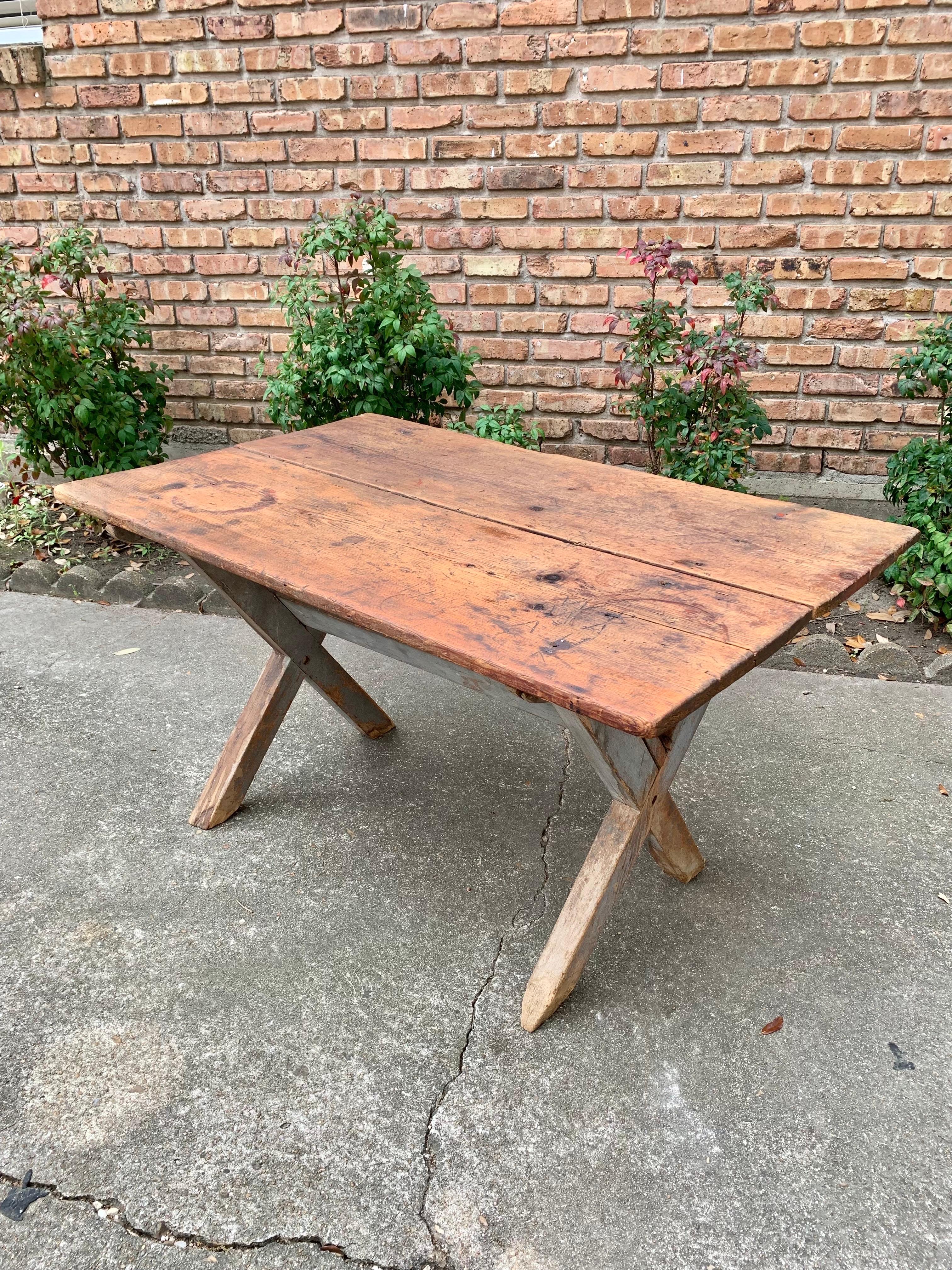 Early 20th Century English Pine Sawbuck Side Table For Sale 10