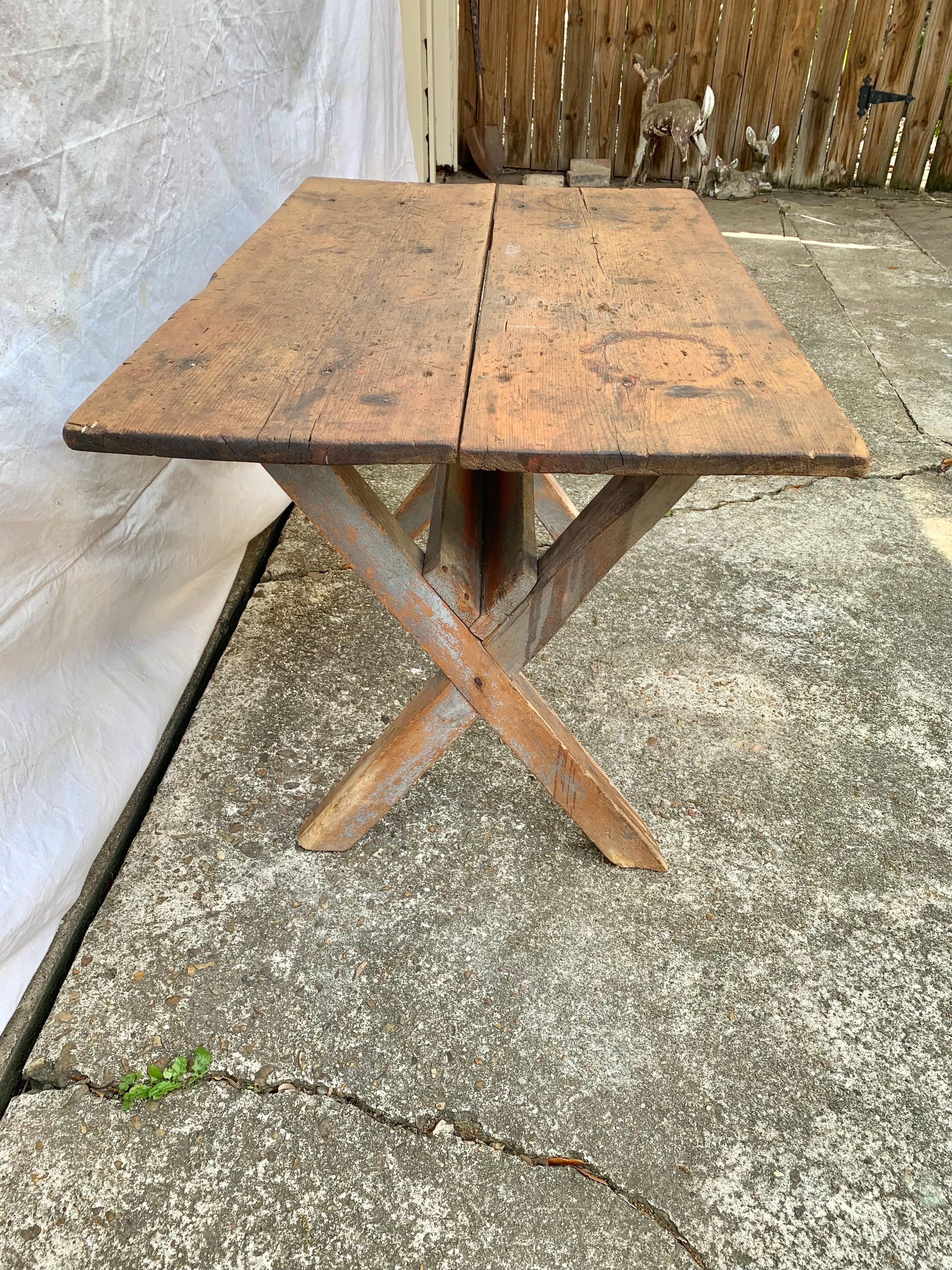 Hand-Crafted Early 20th Century English Pine Sawbuck Side Table For Sale