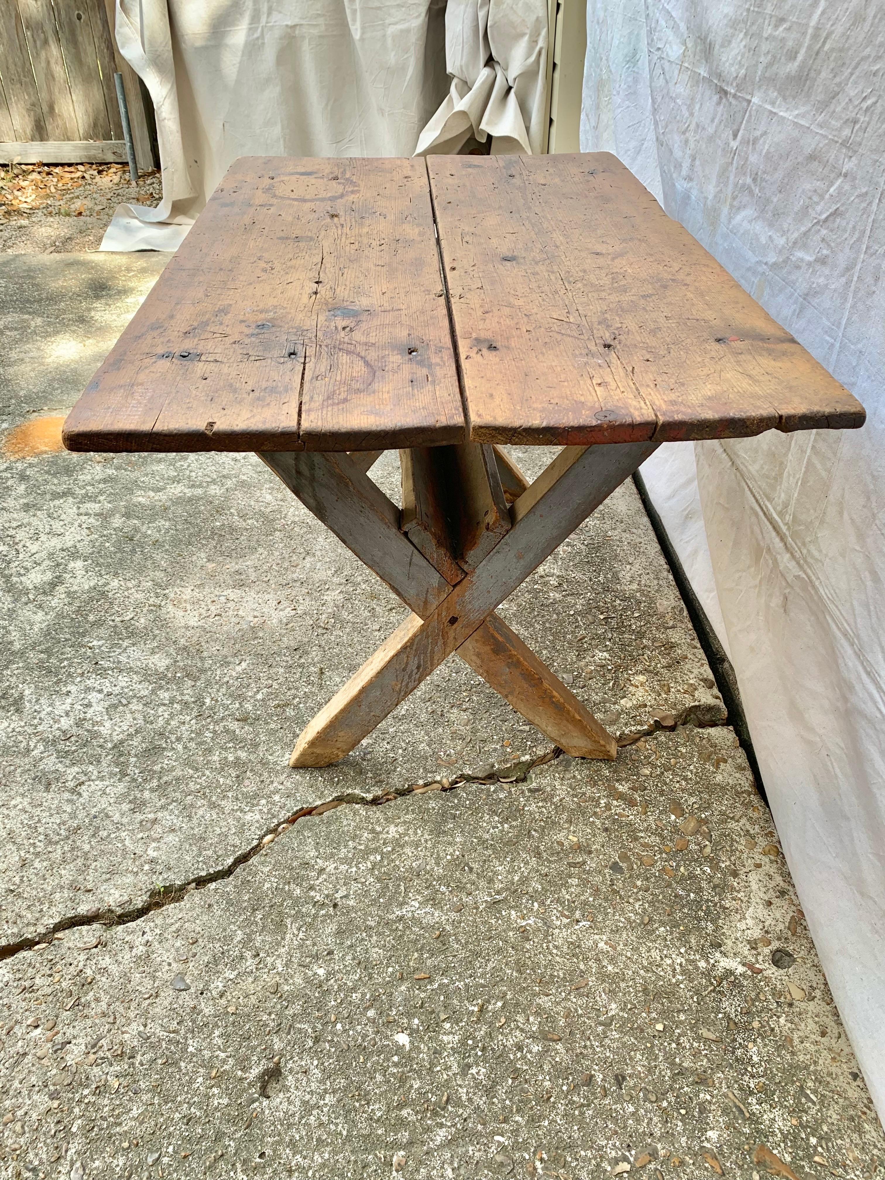 Early 20th Century English Pine Sawbuck Side Table In Good Condition For Sale In Burton, TX