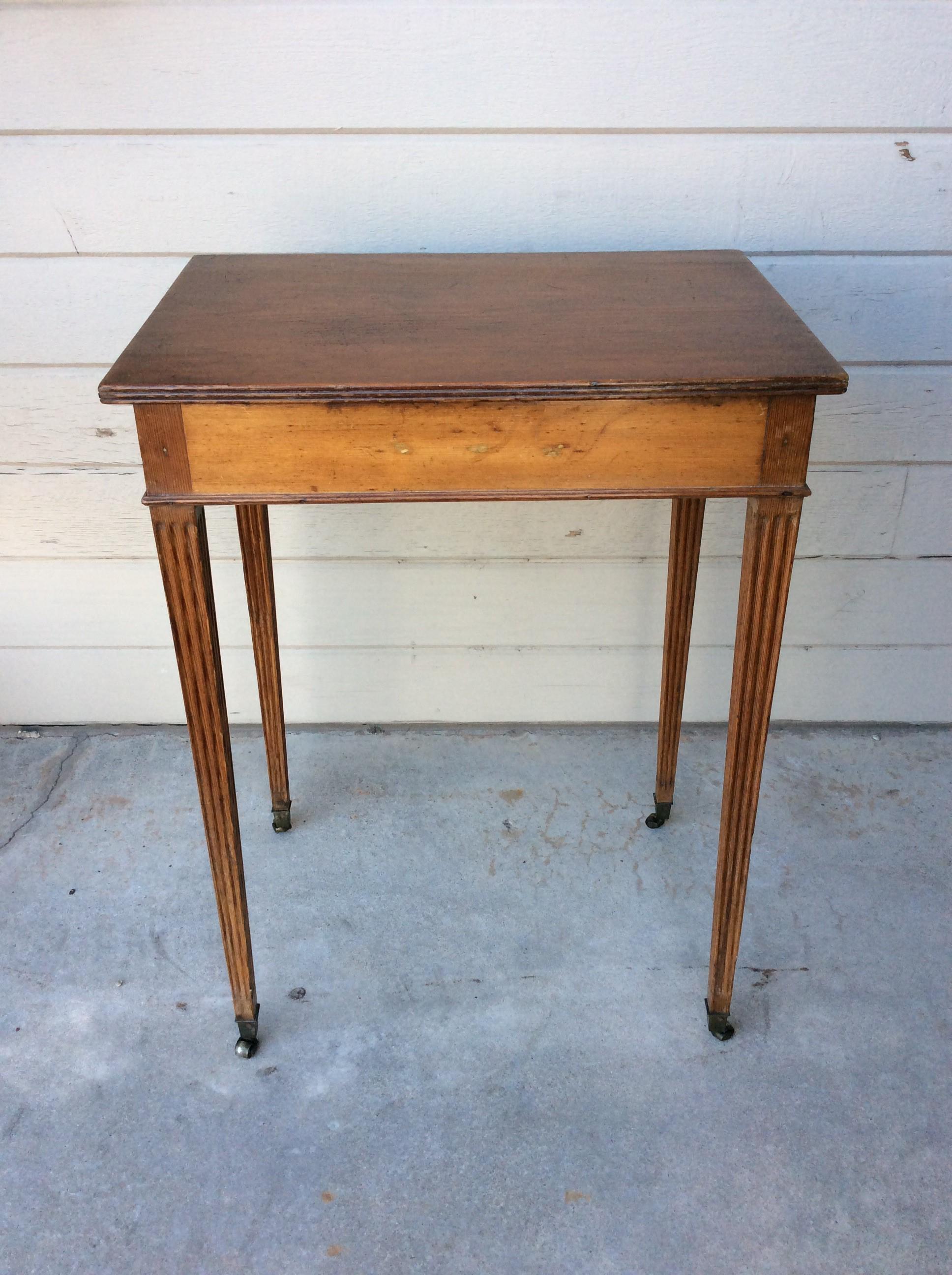 Early 20th Century English Pine Side Table For Sale 9