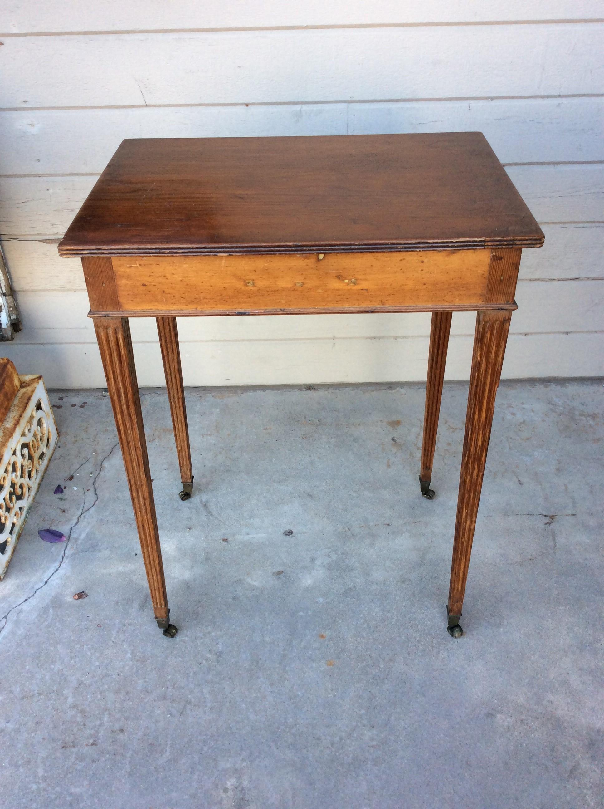 Early 20th Century English Pine Side Table In Good Condition For Sale In Burton, TX
