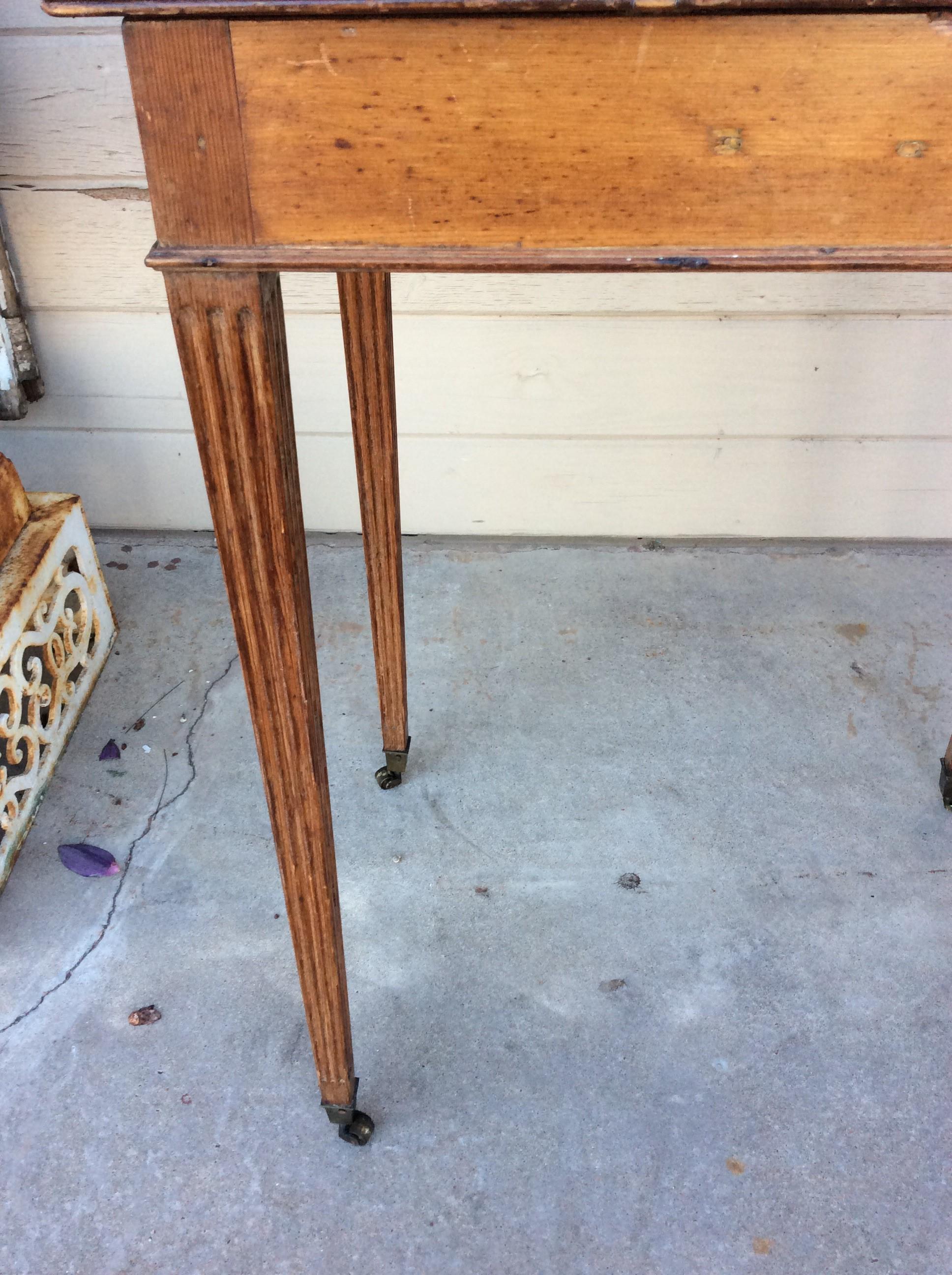 Early 20th Century English Pine Side Table For Sale 4