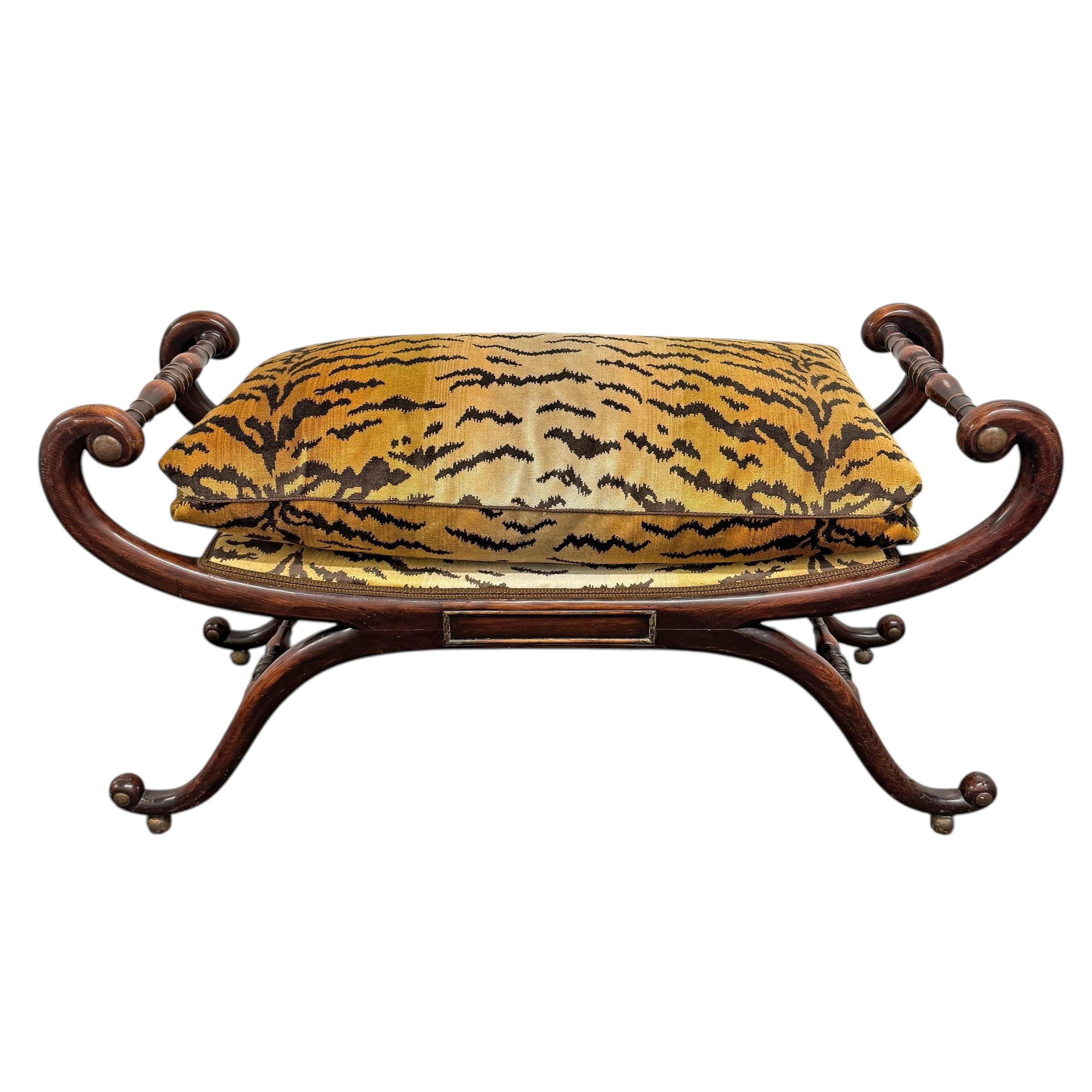 Inglese Early 20th Century English Regency-Style Curule Bench in vendita