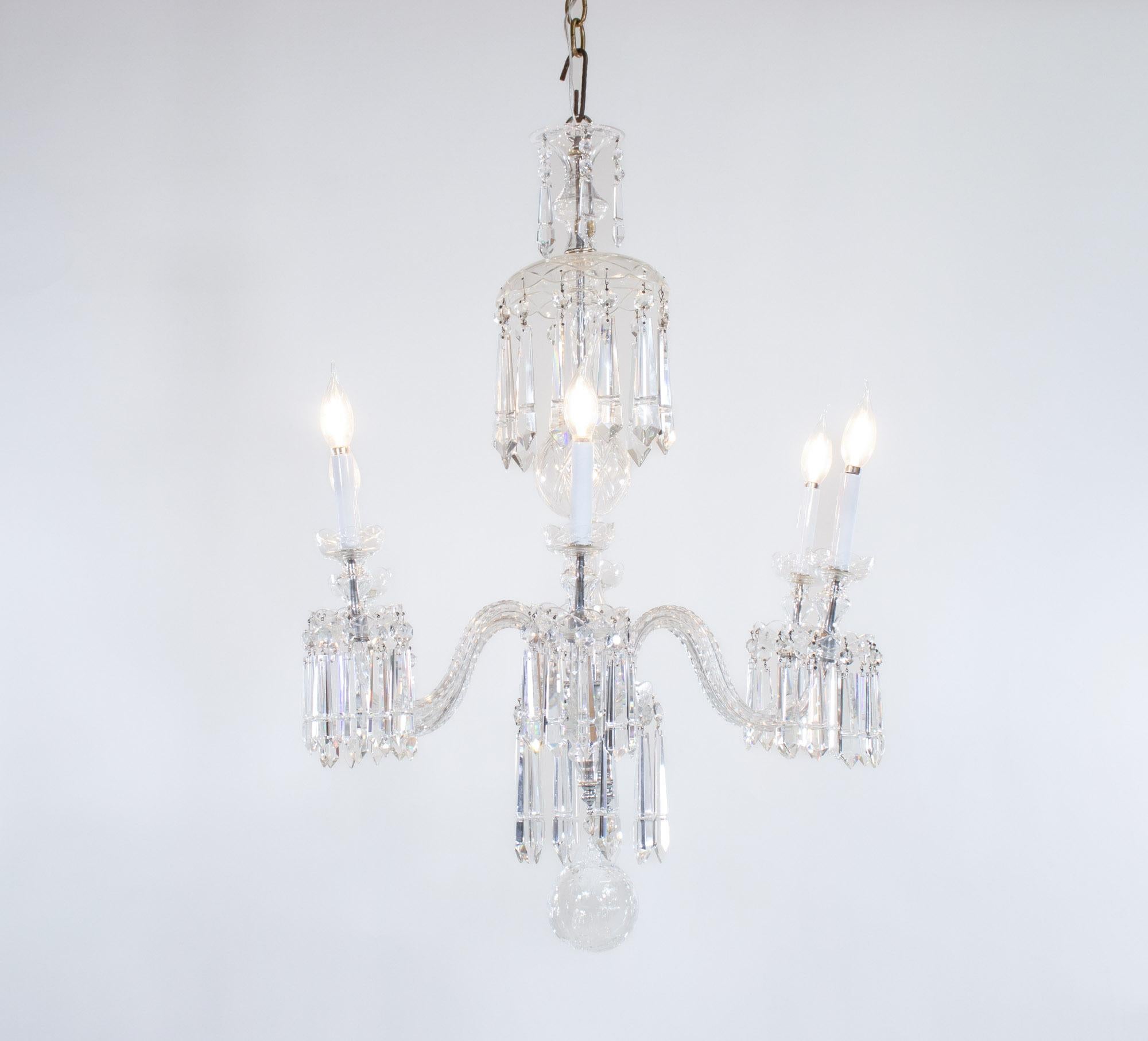 Questo lampadario a 6 luci in stile Regency inglese del 1920 è una testimonianza di design raffinato e di eleganza senza tempo. Conosciuto come lampadario 