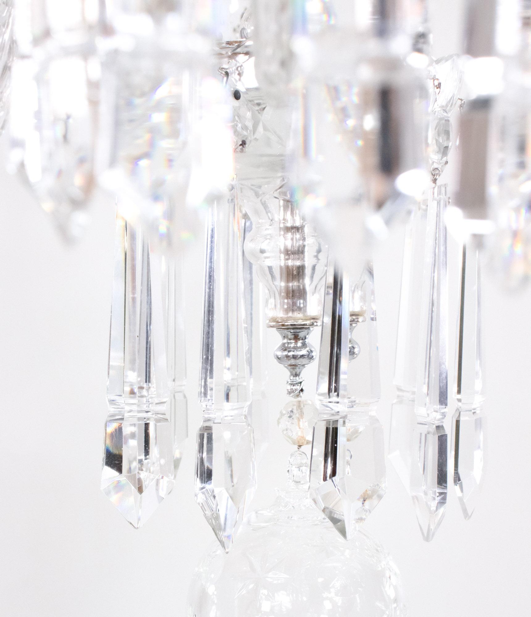 Lampadario di cristallo a cascata in stile Regency inglese dei primi del Novecento in vendita 2