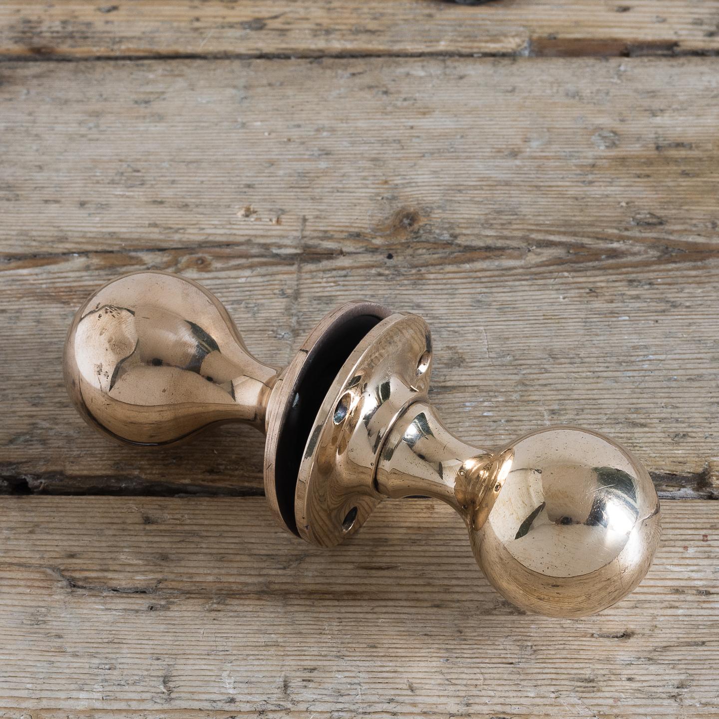 Early 20th Century English Rose Brass Door Knobs In Good Condition In London, GB