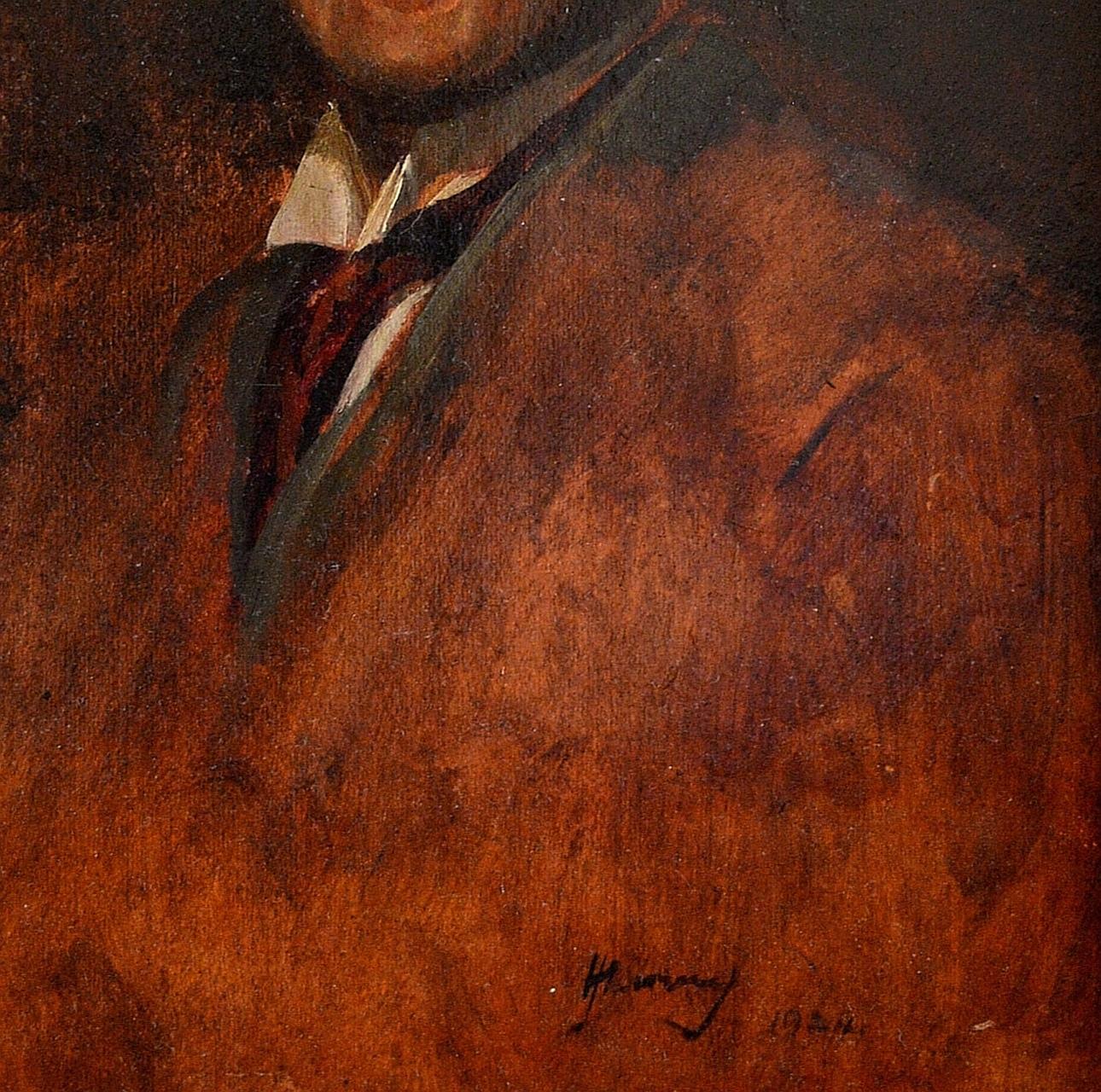 Un bel ritratto ad olio su tavola del 1920 di un gentiluomo elegantemente vestito, vicino alle opere di James Abbott McNeil Whistler. 

L'opera è indistintamente firmata e datata 1924 in basso a destra. Presentato in una splendida cornice in legno