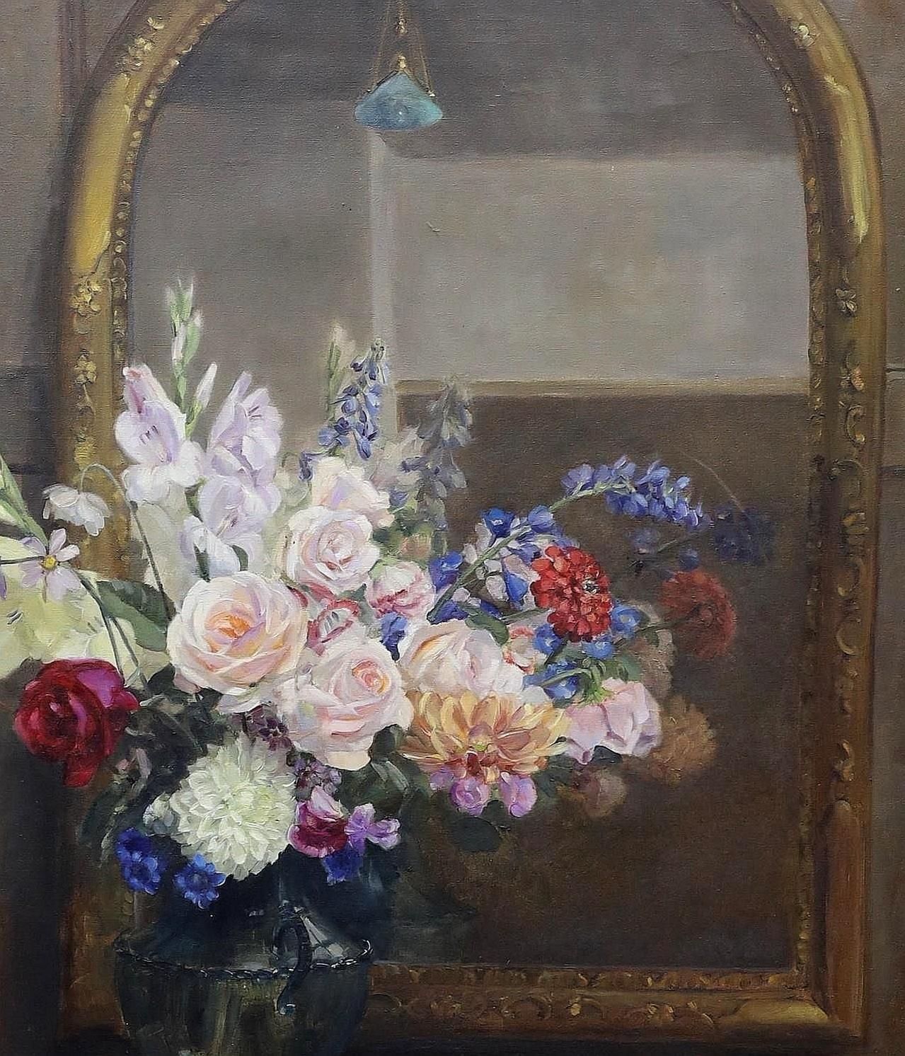 Uno straordinario olio su tela del periodo Art Deco inglese degli anni '30 che raffigura un bouquet di rose che si riflette in uno specchio dorato ad arco. Un dipinto molto insolito e suggestivo su larga scala. Firmato e datato 1937 in alto a destra