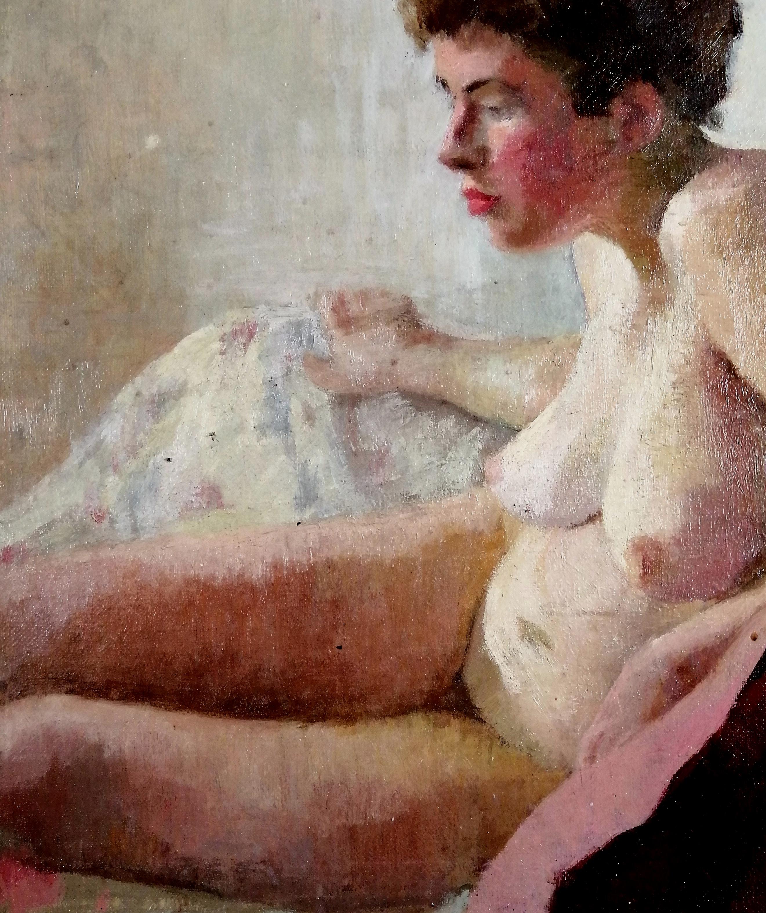 Un bellissimo olio su tela di English Impressionist degli anni '30 che raffigura una donna nuda seduta su una chaise longue.

Ritratto di ottima qualità della signora, presentato in una bella cornice in legno intagliato e dipinto.

Artista: English