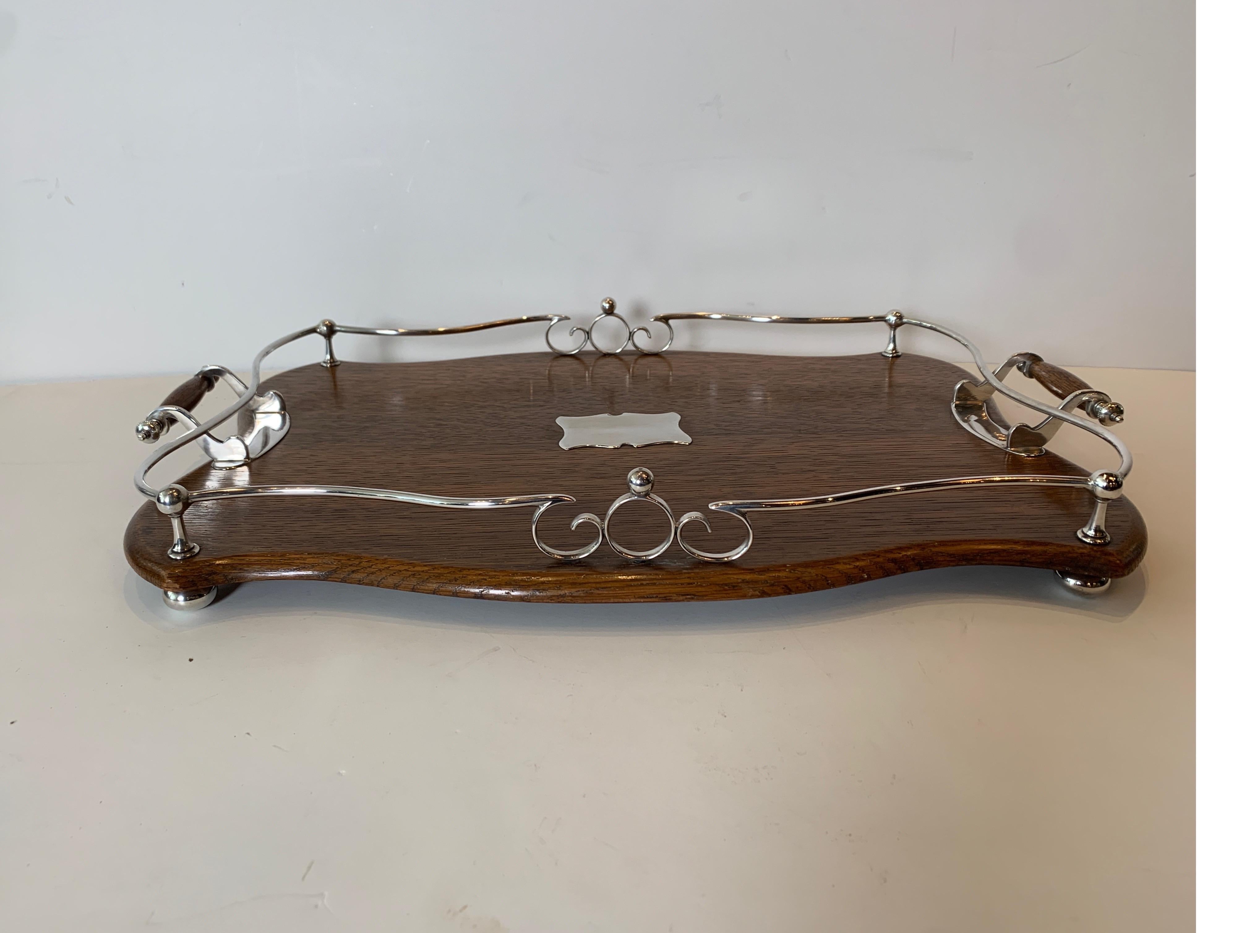 Early 20th century English silver-plate and solid oak gallery handled serving tray
Very nice design and in original condition.
Dimensions: 22