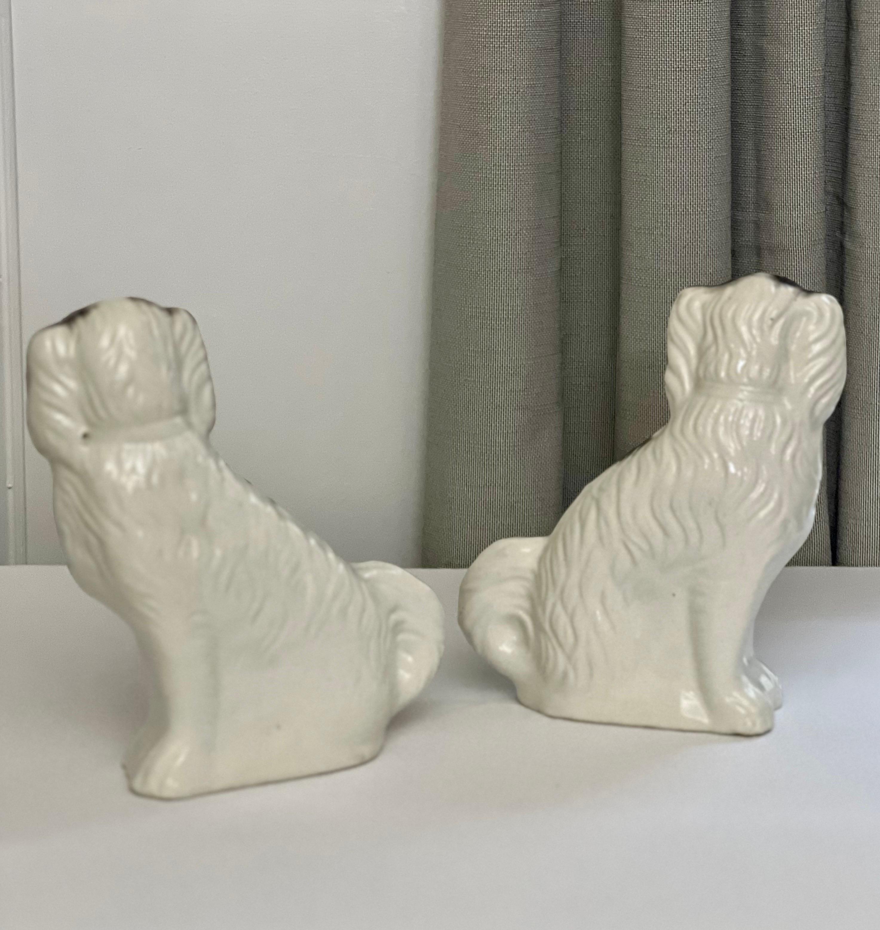 Early 20th Century English Staffordshire Spaniel Dog Figurines, Pair In Good Condition For Sale In Doylestown, PA