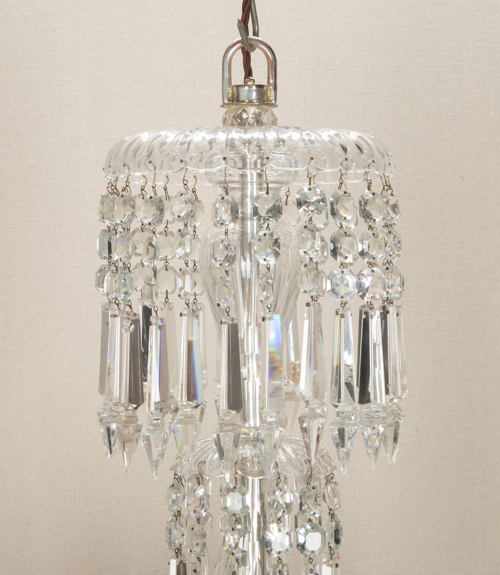 Lampadario a dodici rami inglese di alta qualità dei primi del Novecento. Placcato in argento con bracci a voluta splendidamente tagliati e livelli di gocce di cristallo chiaro Albert. Circa 1910. Completamente ricablato e testato secondo gli