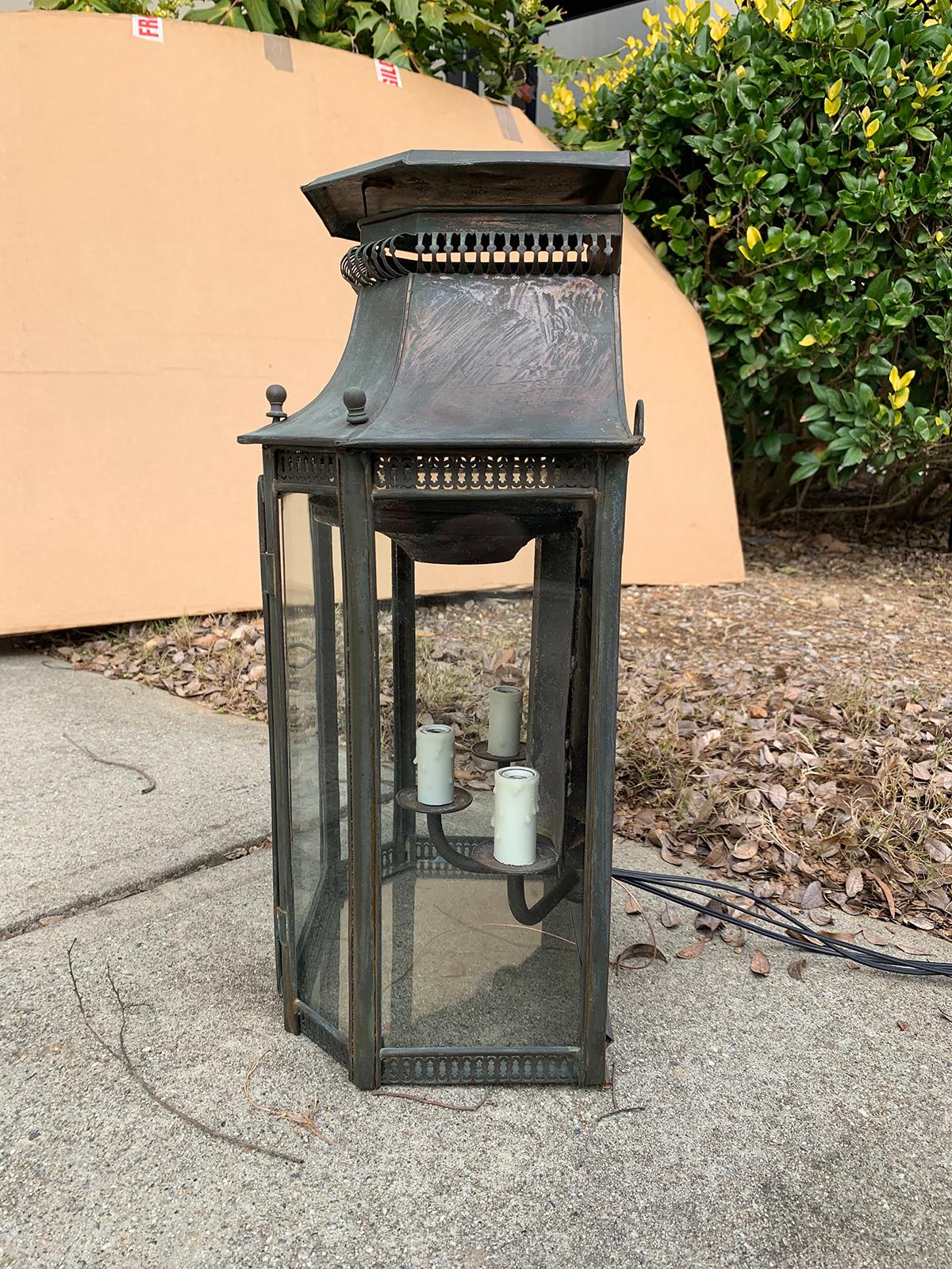 Early 20th Century English Wall Lantern with Old Finish In Good Condition For Sale In Atlanta, GA