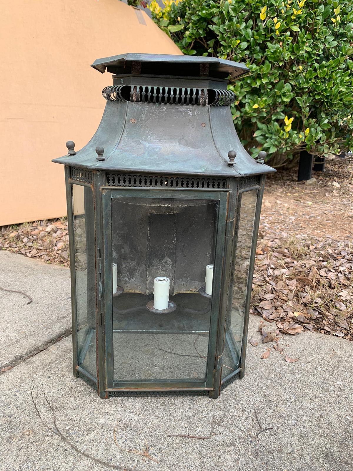 Early 20th Century English Wall Lantern with Old Finish For Sale 4