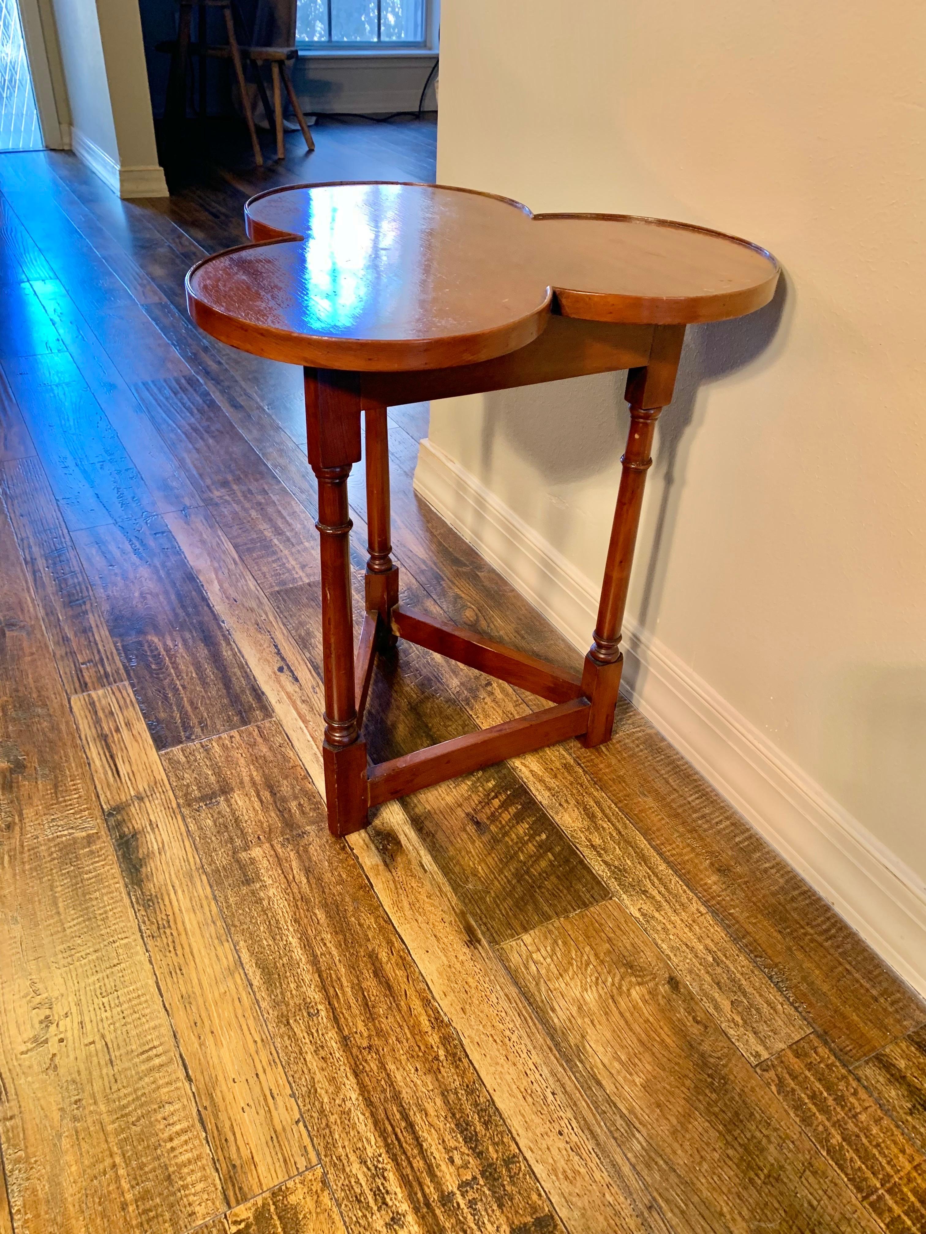 Early 20th Century English Walnut Cricket Clover Side Table In Good Condition In Burton, TX