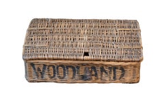 Cesta inglesa de mimbre de principios del siglo XX con etiqueta "WOODLAND