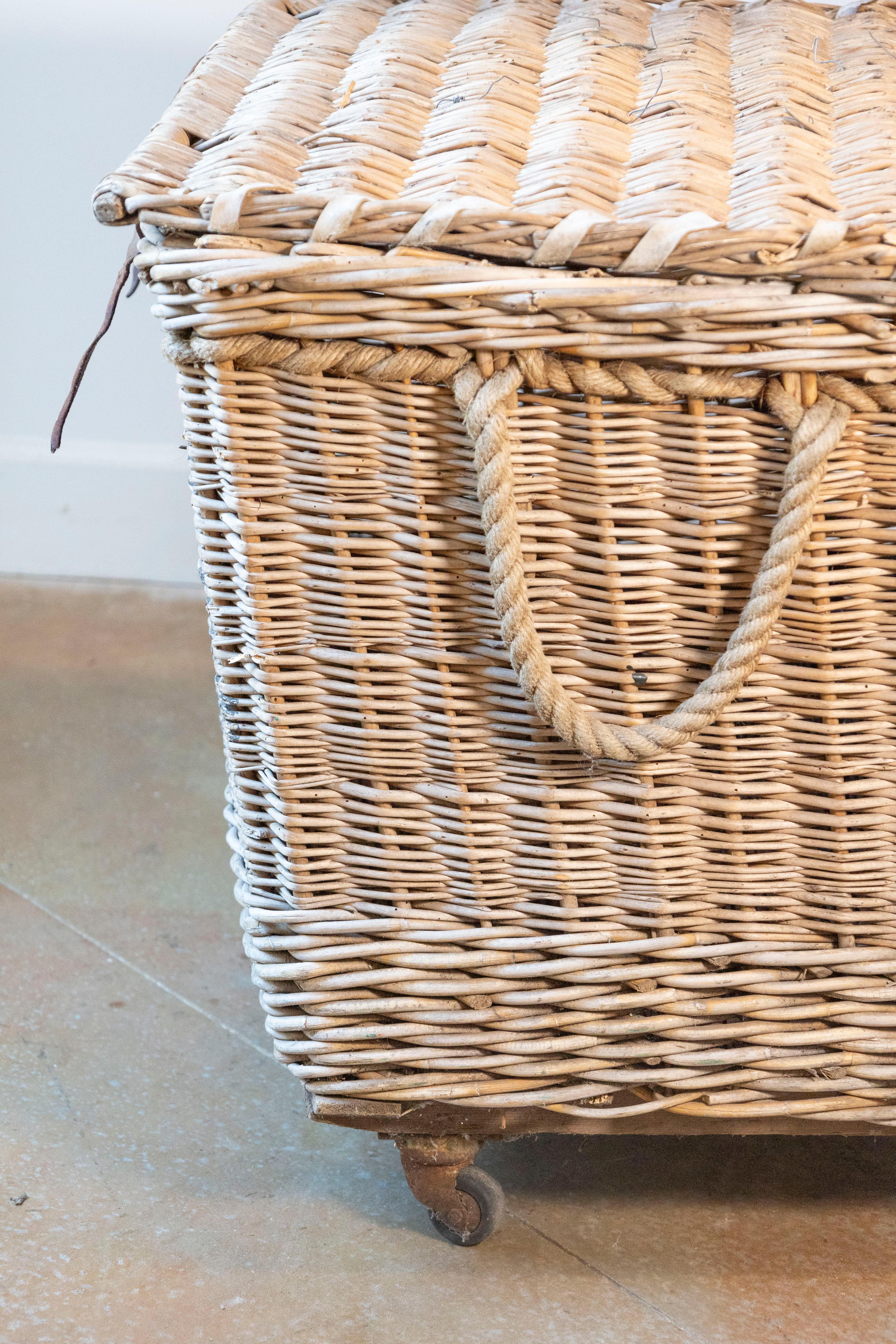 Vimini Cesto da bucato in vimini su ruote dei primi del Novecento inglese con etichetta stencilata in vendita