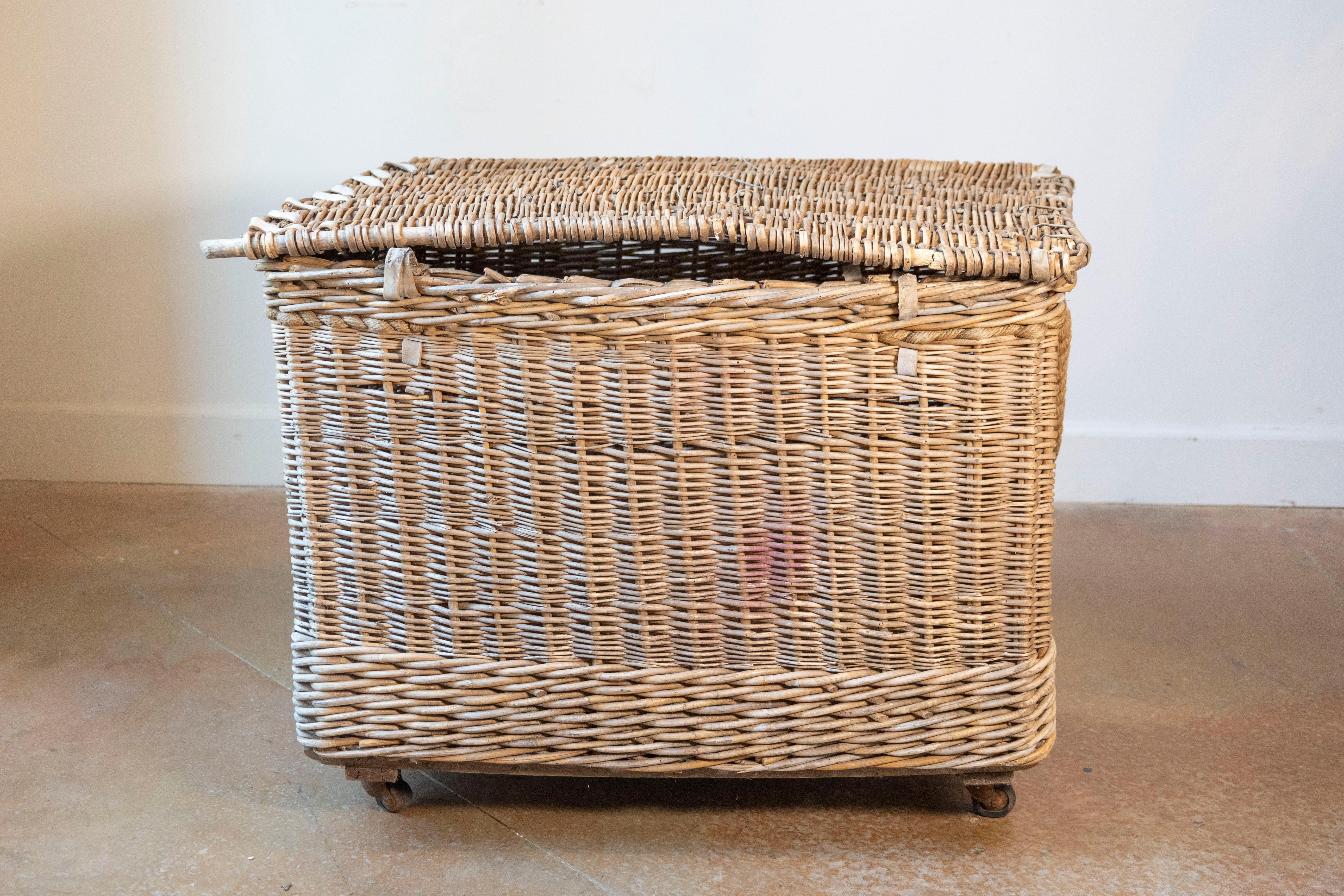 Cesto da bucato in vimini su ruote dei primi del Novecento inglese con etichetta stencilata in vendita 1