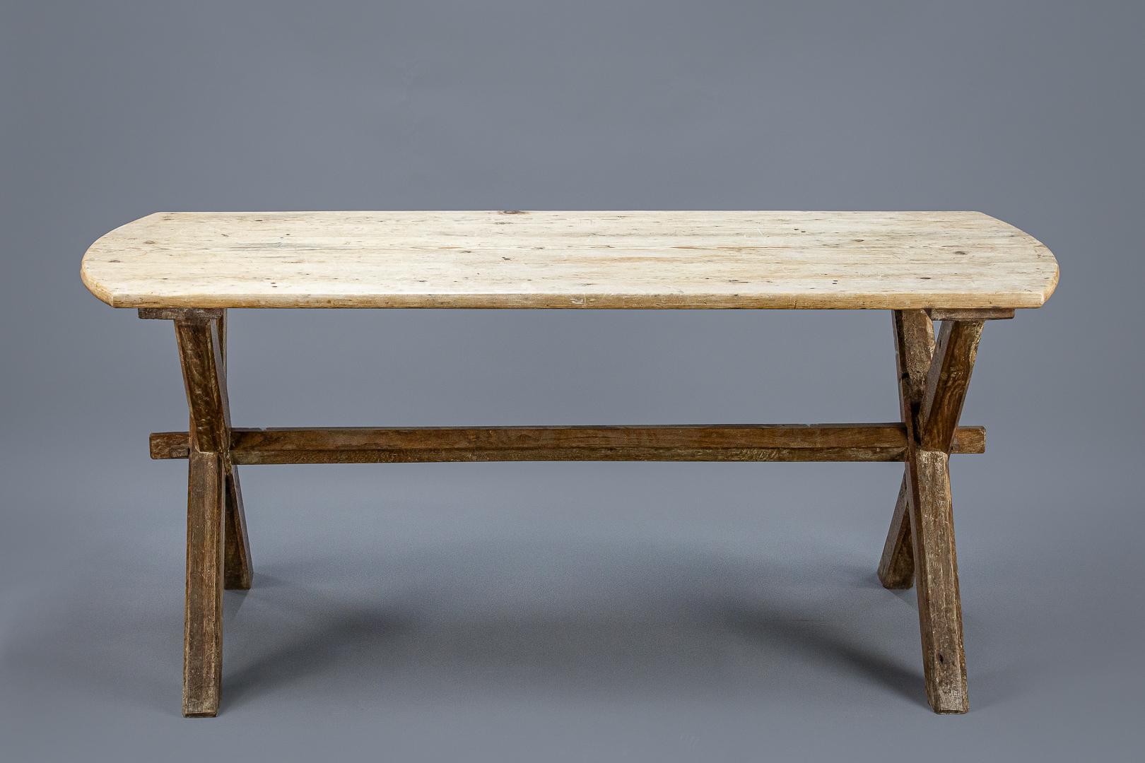 Early 20th Century English X-Frame Tavern Table In Fair Condition In Pease pottage, West Sussex
