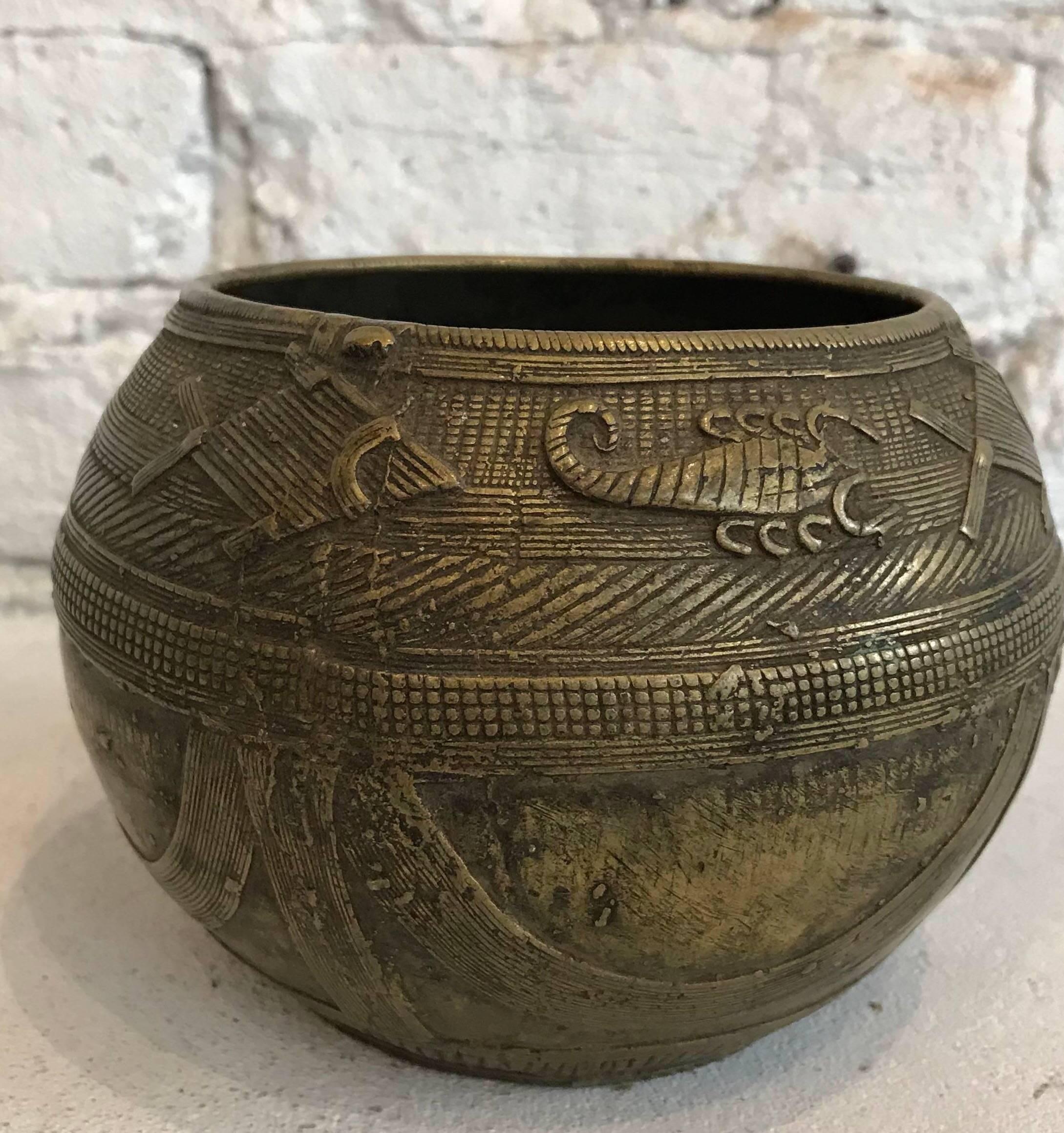 Early 20th century Dhorkra Measuring Bowl from Orissa, India



Measures: Bowl is 4 inches height x 5.5 inches diameter. The base is 3.25 inches diameter and the opening is 3.75 inches diameter.