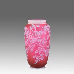 Anfang des 20. Jahrhunderts mit dem Titel "Floral Cameo Vase" von Thomas Webb