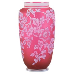 Anfang des 20. Jahrhunderts mit dem Titel "Floral Cameo Vase" von Thomas Webb