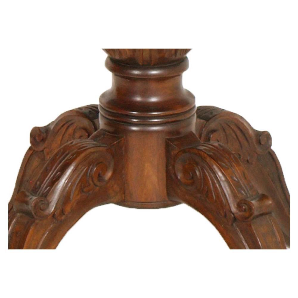 Noyer Table ronde italienne Art Nouveau de la fin du XIXe siècle en noyer sculpté à la main en vente