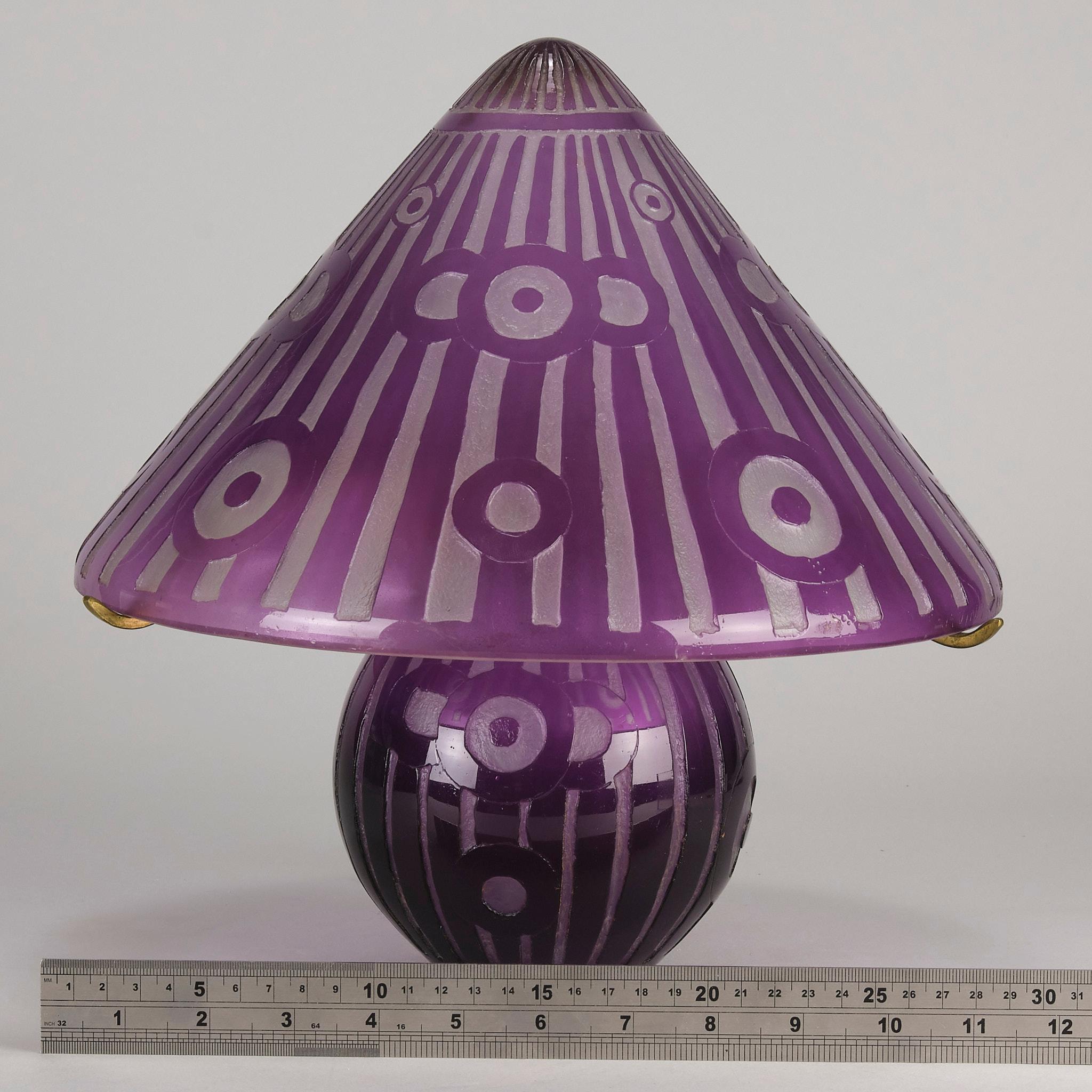 Laiton Lampe Art Déco gravée et émaillée du début du 20e siècle par Daum Frères en vente