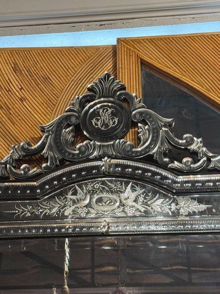 Lo specchio veneziano inciso dei primi del Novecento è un pezzo straordinario che emana eleganza e raffinatezza. Questo specchio unico vanta intricate incisioni che gli conferiscono un fascino senza tempo, riflettendo la squisita abilità artigianale