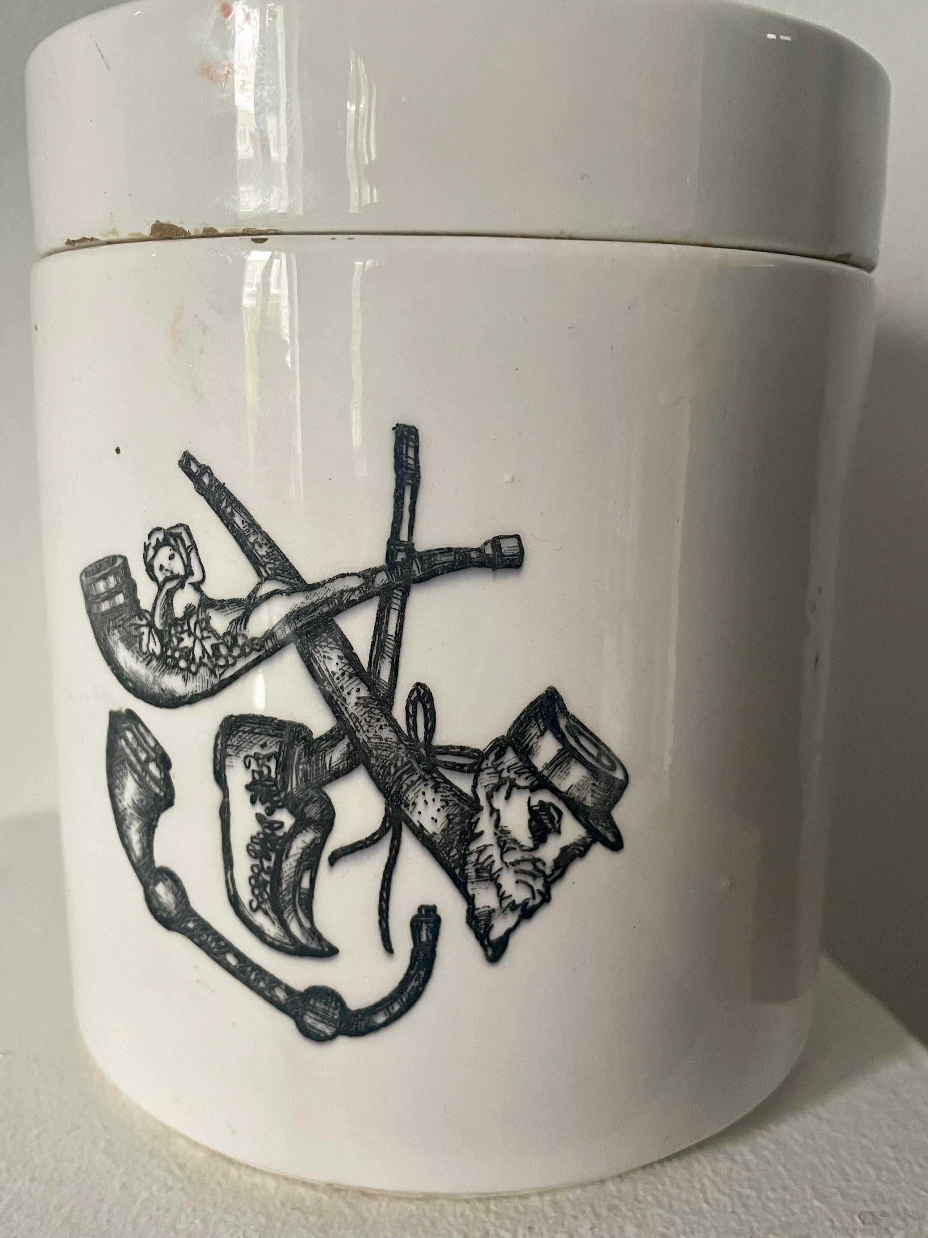 Artisanat Pot à tabac européen du début du 20e siècle avec pipe et motifs nautiques en vente