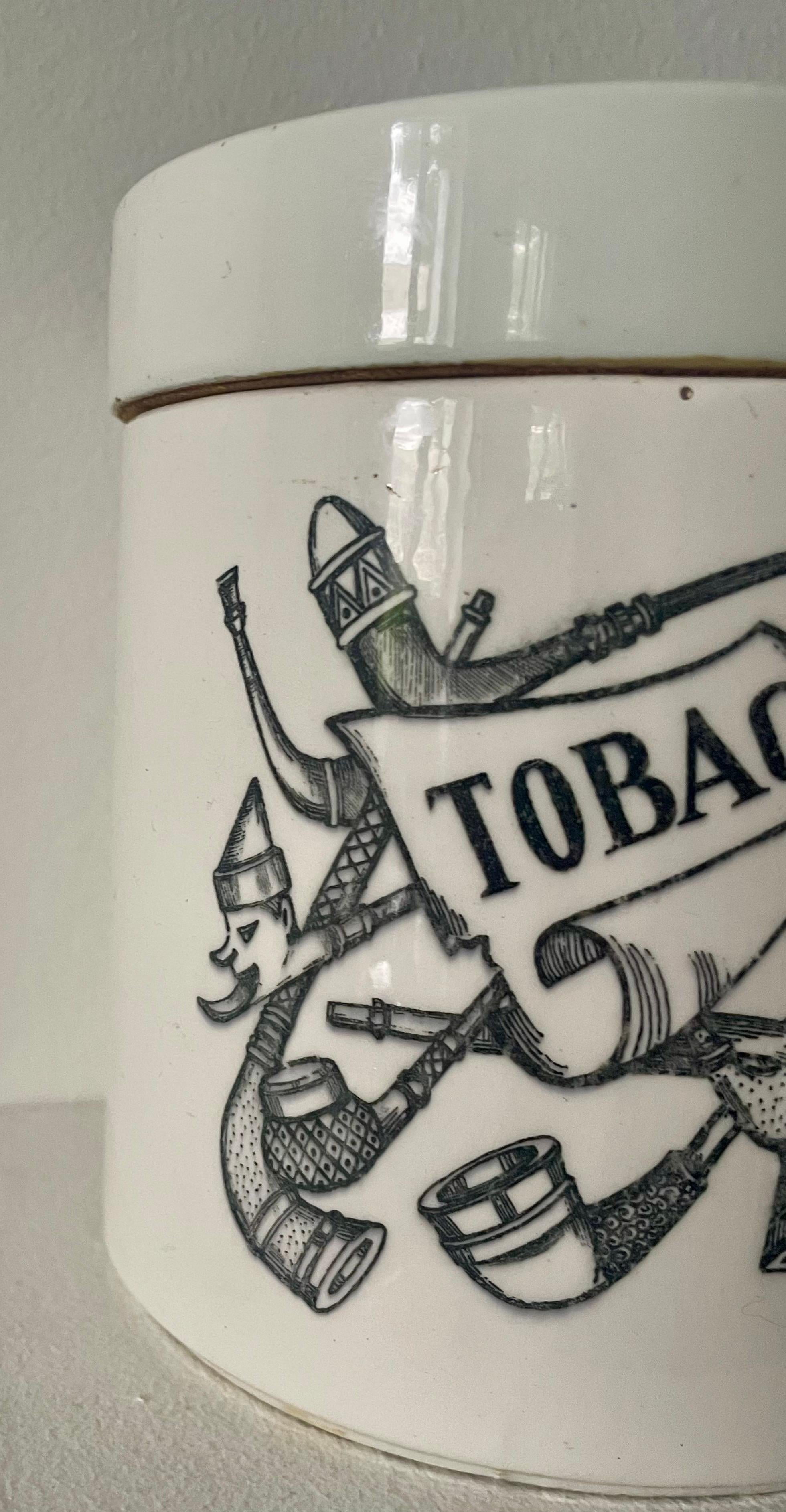 Européen Pot à tabac européen du début du 20e siècle avec pipe et motifs nautiques en vente