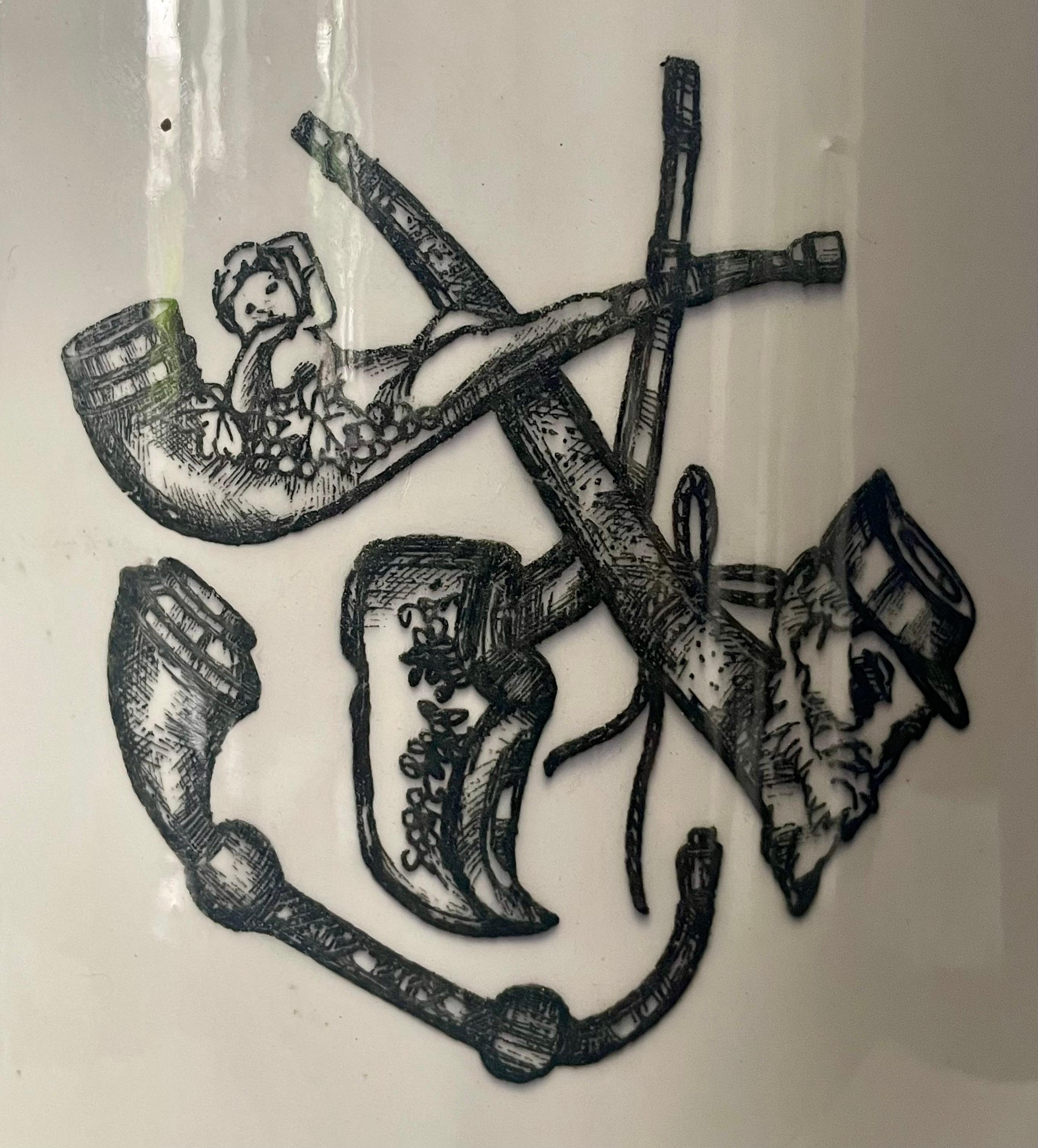 Vernissé Pot à tabac européen du début du 20e siècle avec pipe et motifs nautiques en vente