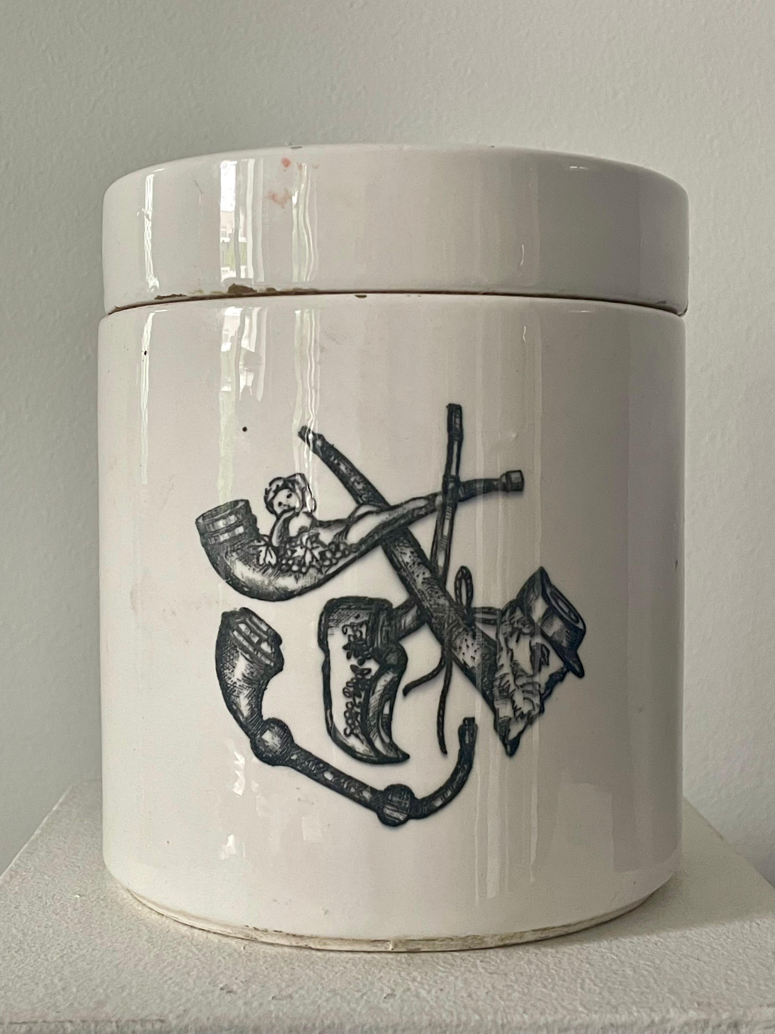 Pot à tabac européen du début du 20e siècle avec pipe et motifs nautiques Bon état - En vente à SOTTEVILLE-LÈS-ROUEN, FR