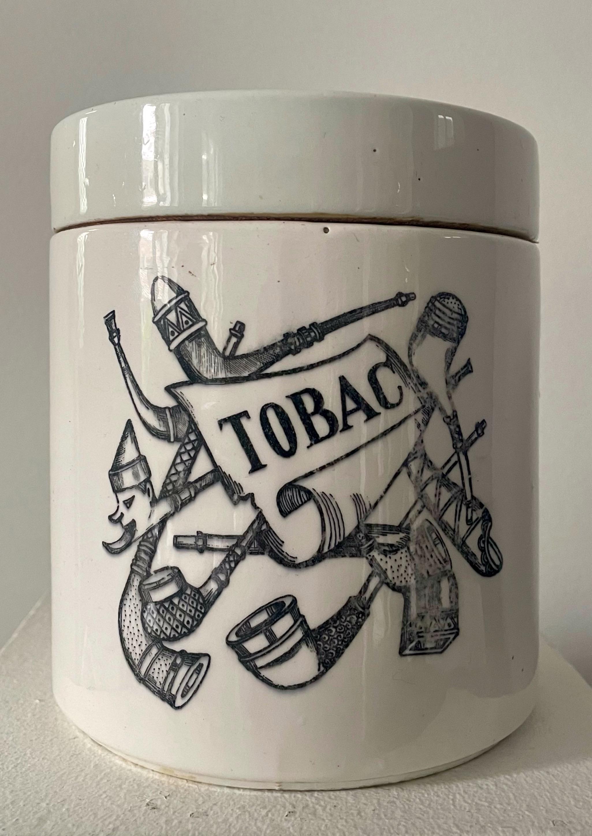 20ième siècle Pot à tabac européen du début du 20e siècle avec pipe et motifs nautiques en vente