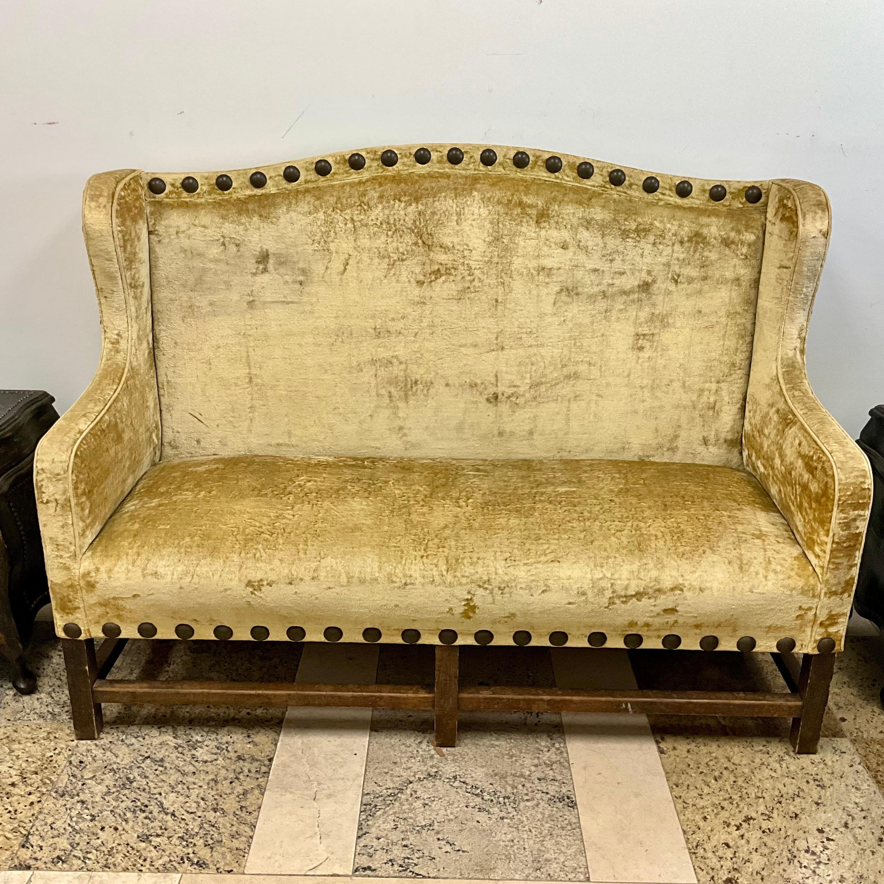 Canapé banc en velours écrasé du début du 20e siècle avec pieds en bois et garniture en tête de clou

Cette banquette du début du XXe siècle présente une luxueuse tapisserie en velours écrasé d'un ton riche, associée à des pieds en bois robustes