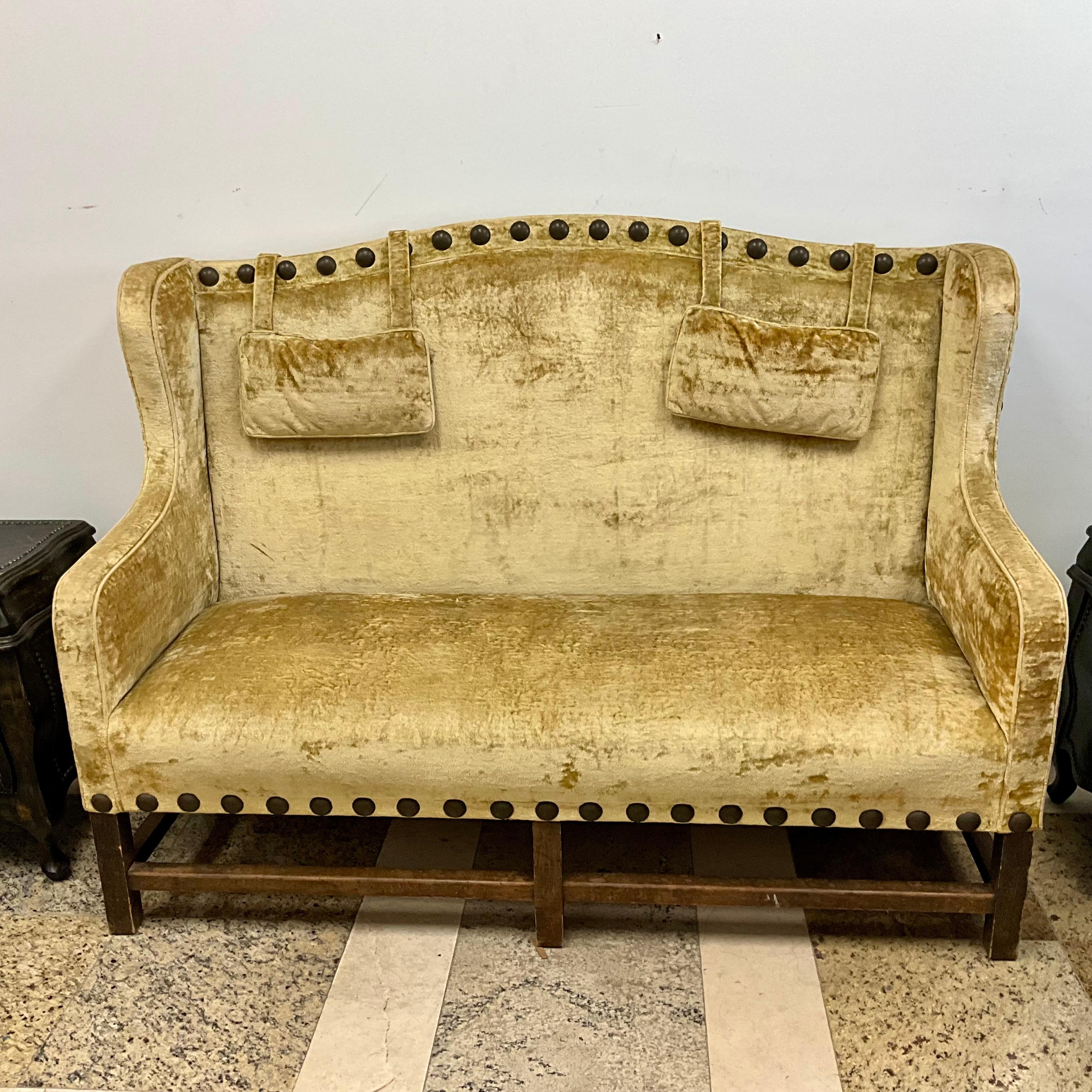 Victorien Banc européen en velours écrasé du début du 20e siècle Canapé garni de têtes de clous en vente